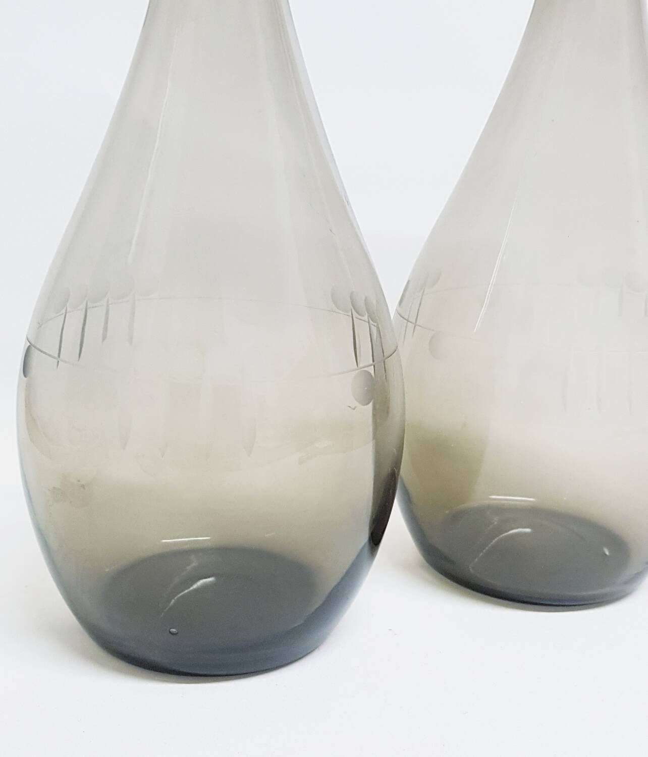 Paire de grands vases en verre fumé gravé