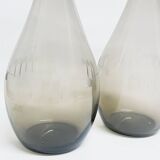 Paire de grands vases en verre fumé gravé
