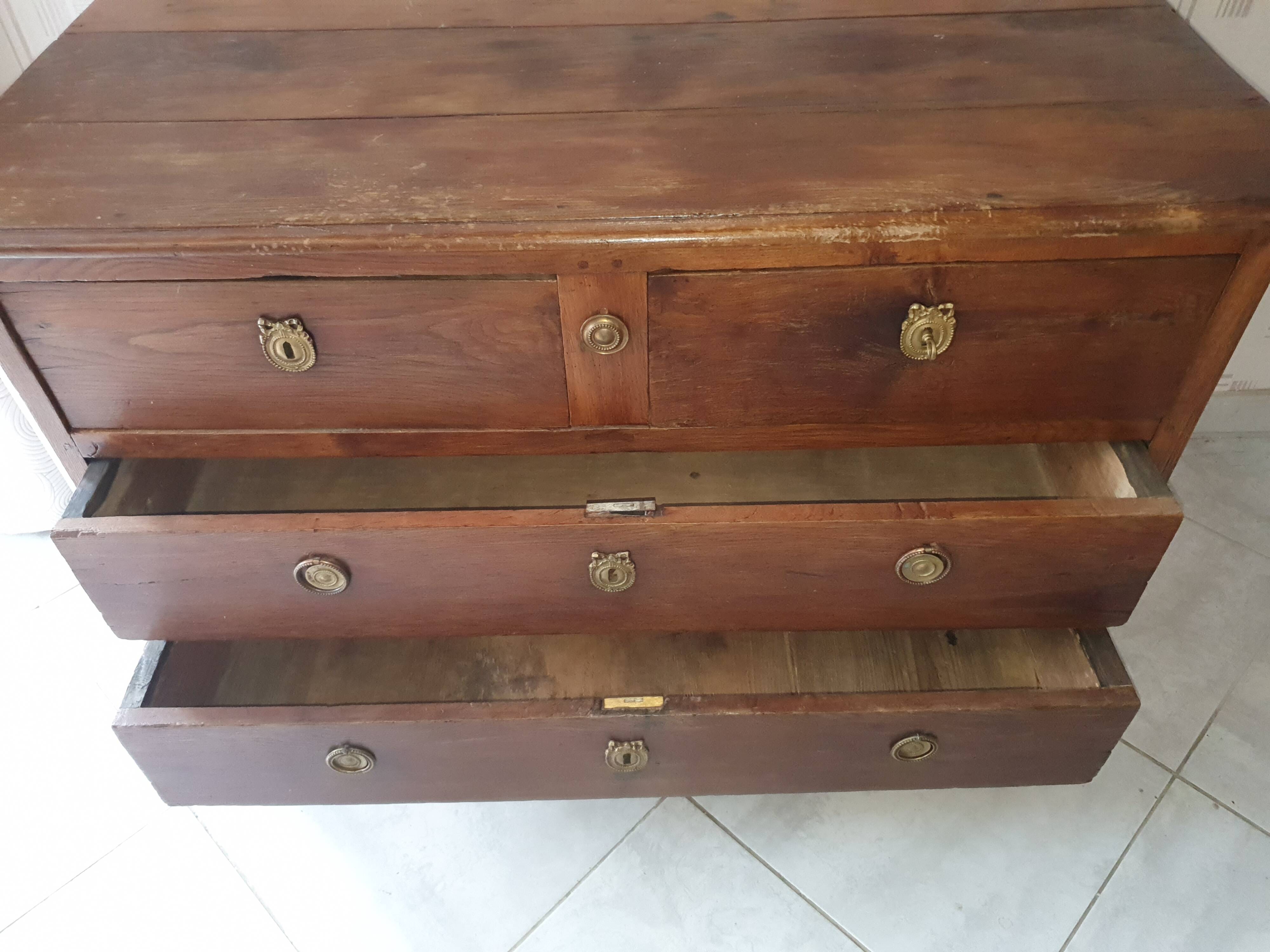 Oak chest of drawers