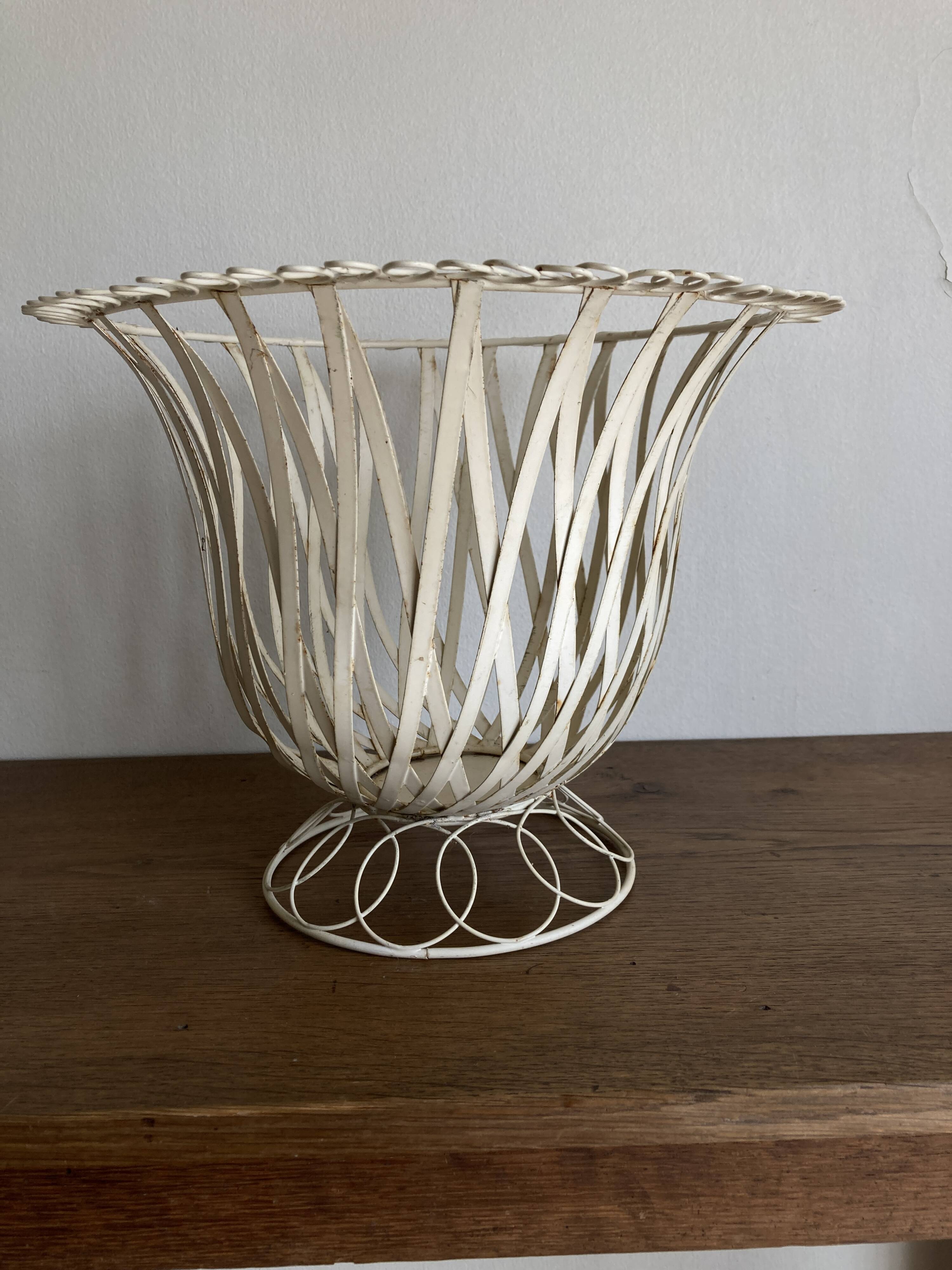 XXL Neoclassical Medici-style plant pot in ivory sheet metal