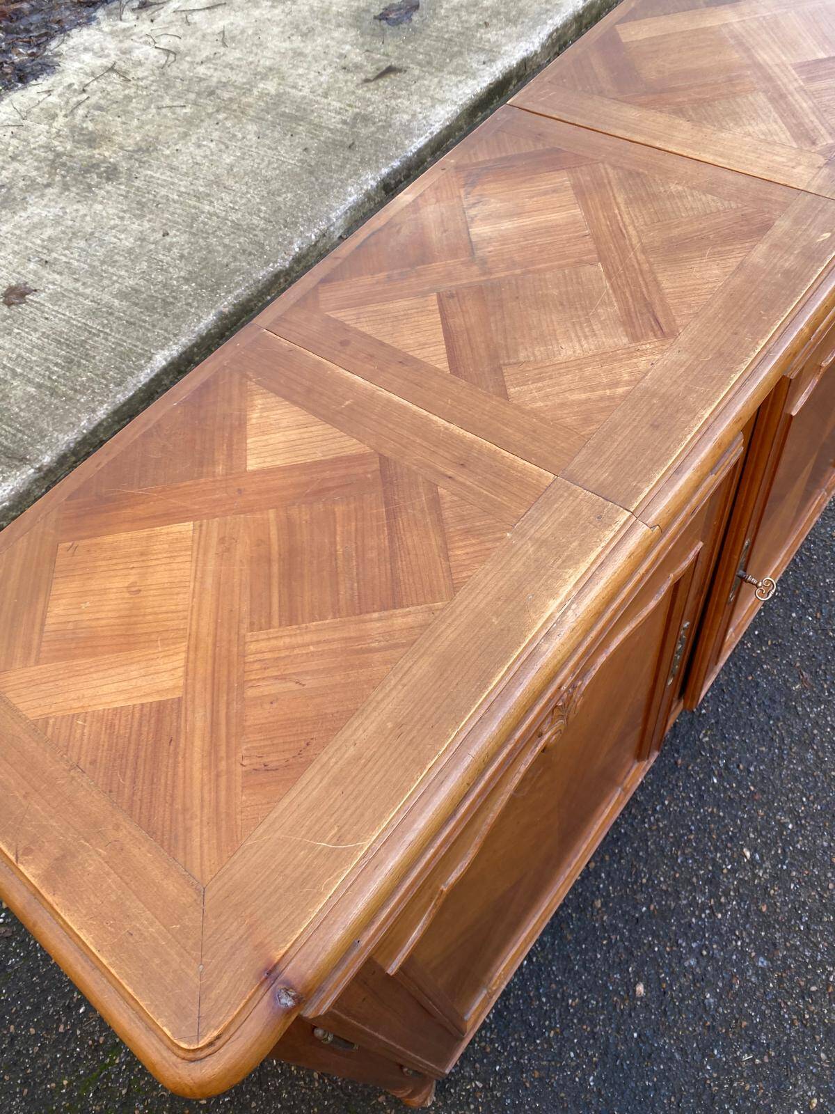 Louis XV buffet in solid wood from the 20th century with a turntable.