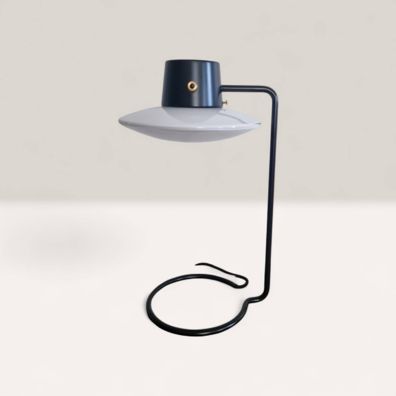 Lampe de table AJ Oxford - Arne Jacobsen 1963 - Acier noir et verre so