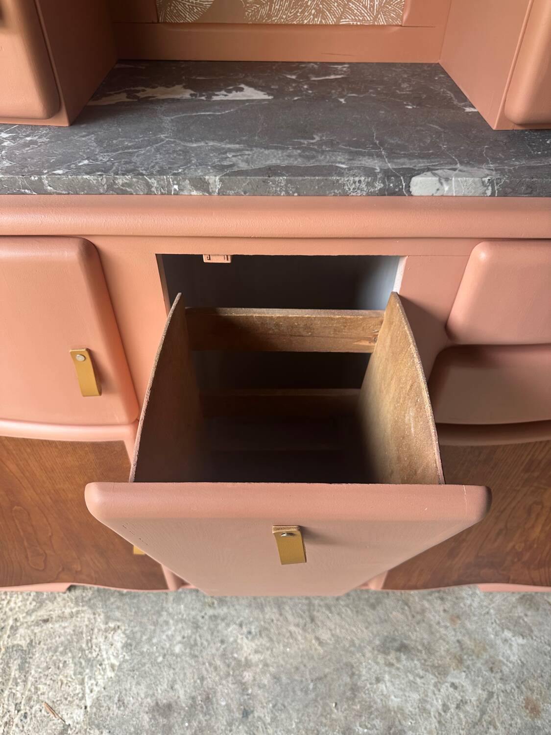 Buffet Mado vintage rénové – teinte ocre chaleureux, plateau en marbre