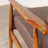 Fauteuil lounge scandinave en cuir végétal taupe foncé, design classique, couleur noyer