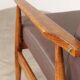 Fauteuil lounge scandinave en cuir végétal taupe foncé, design classique, couleur noyer.