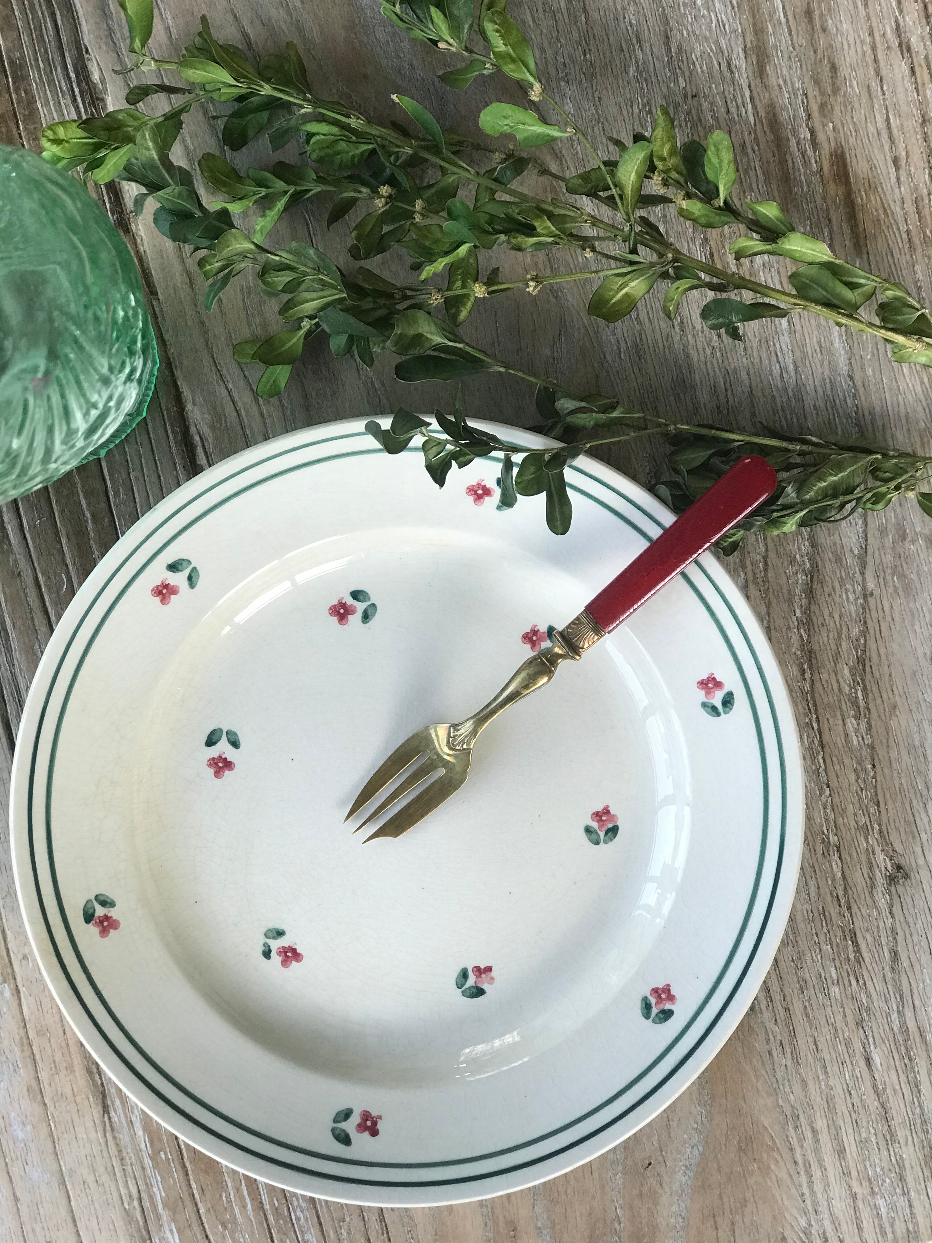 Lot of 6 white plates pattern flowers signed Gien porcelain