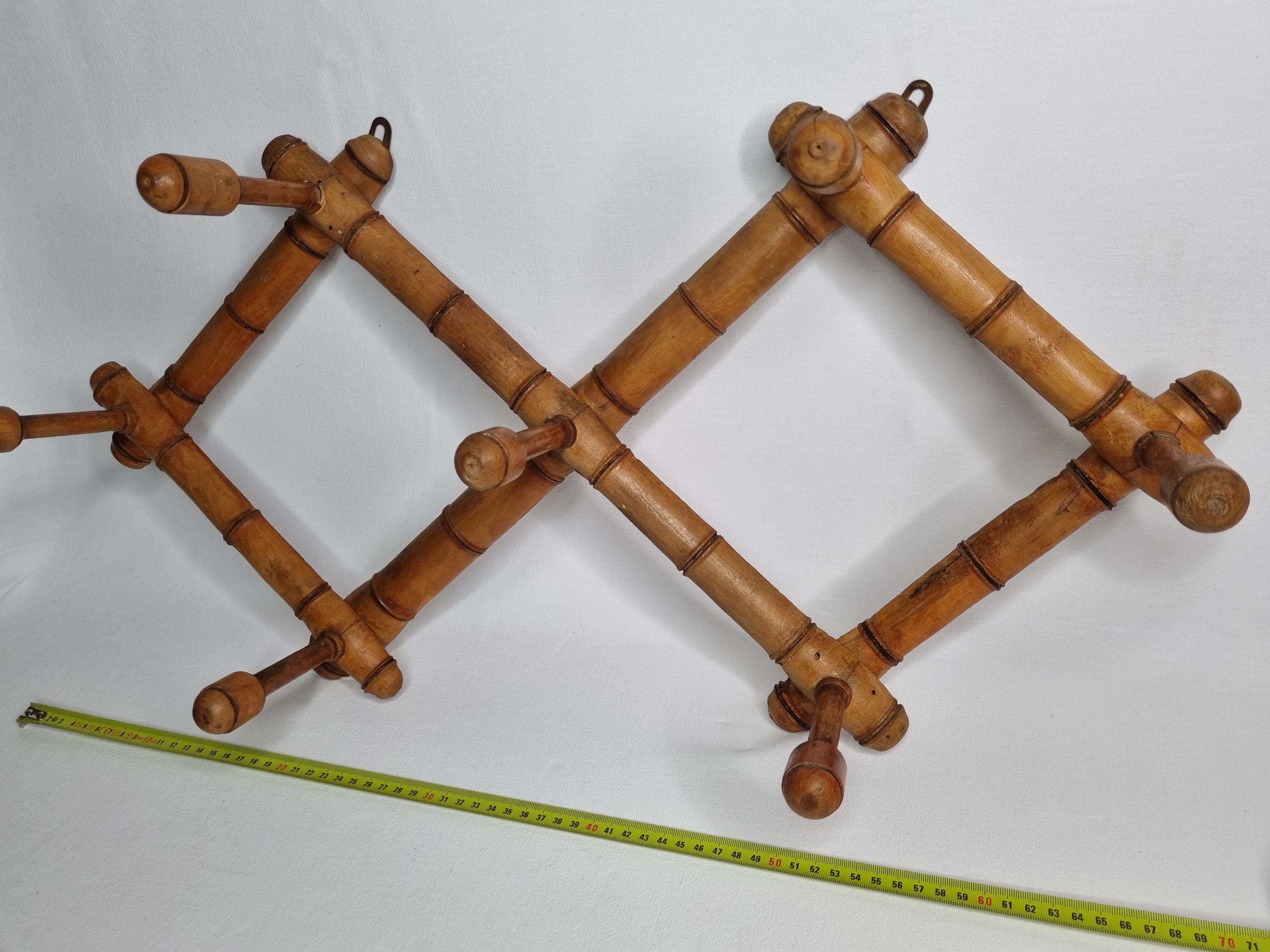 Portemanteau mural extensible en bois imitant le bambou, sept patères