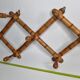 Portemanteau mural extensible en bois imitant le bambou, sept patères