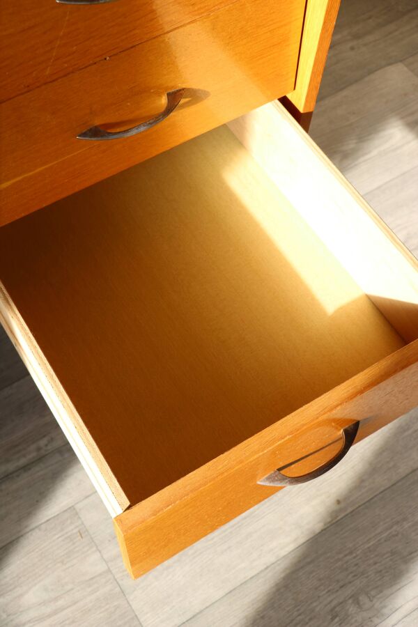 Bureau en bois de chêne, pieds compas, tiroirs, 1960