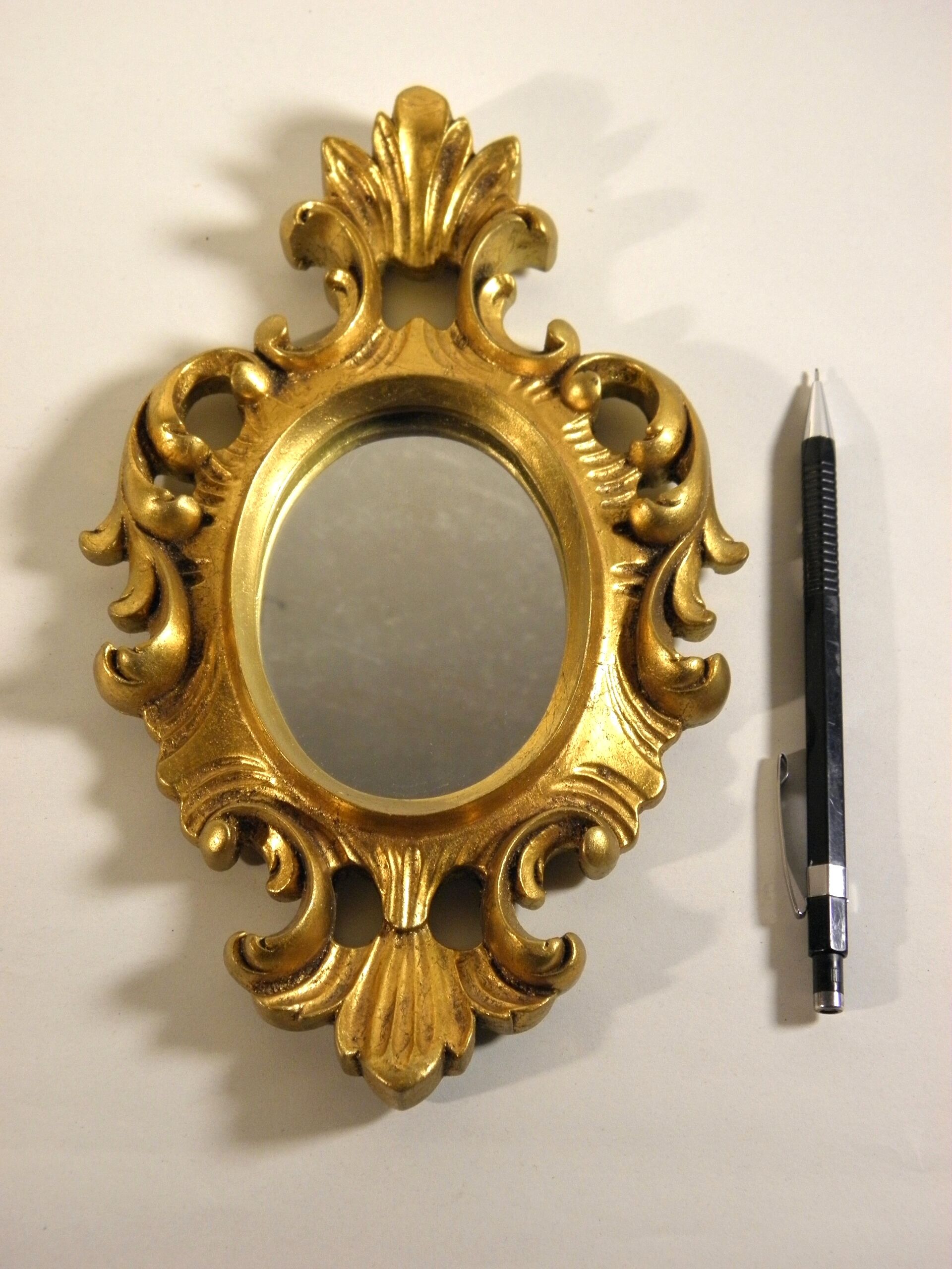 Small golden baroque mirror 24 x 15 cm