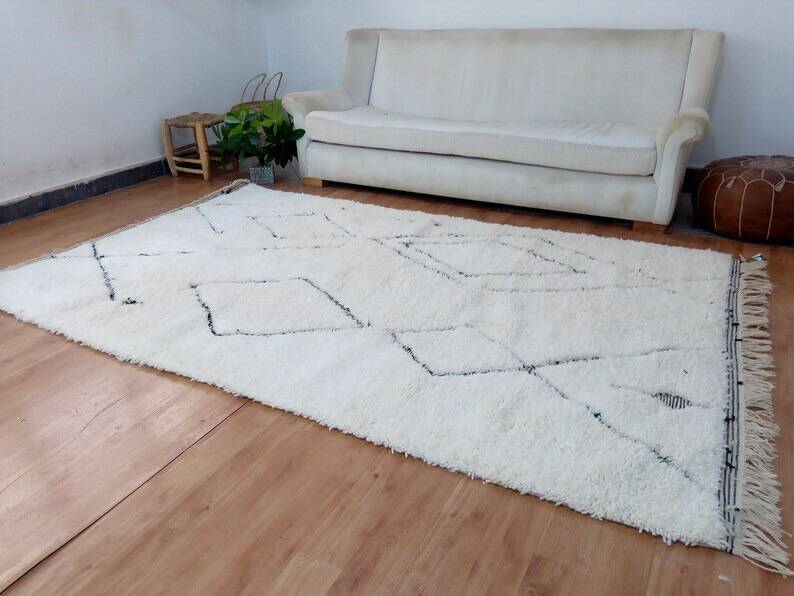 Handcrafted white Beni Ouraine rug, size 160 x 250 cm