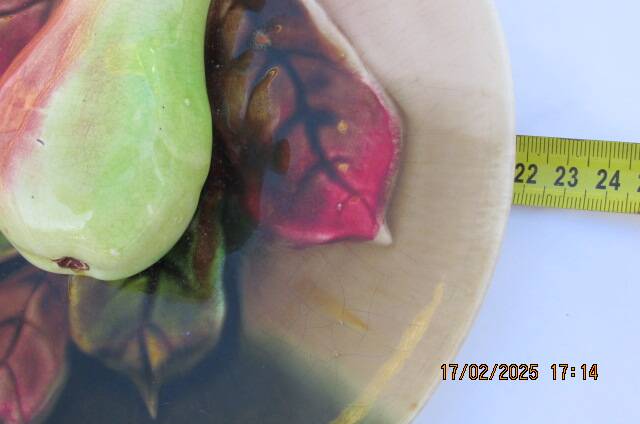 Assiette en barbotine poire