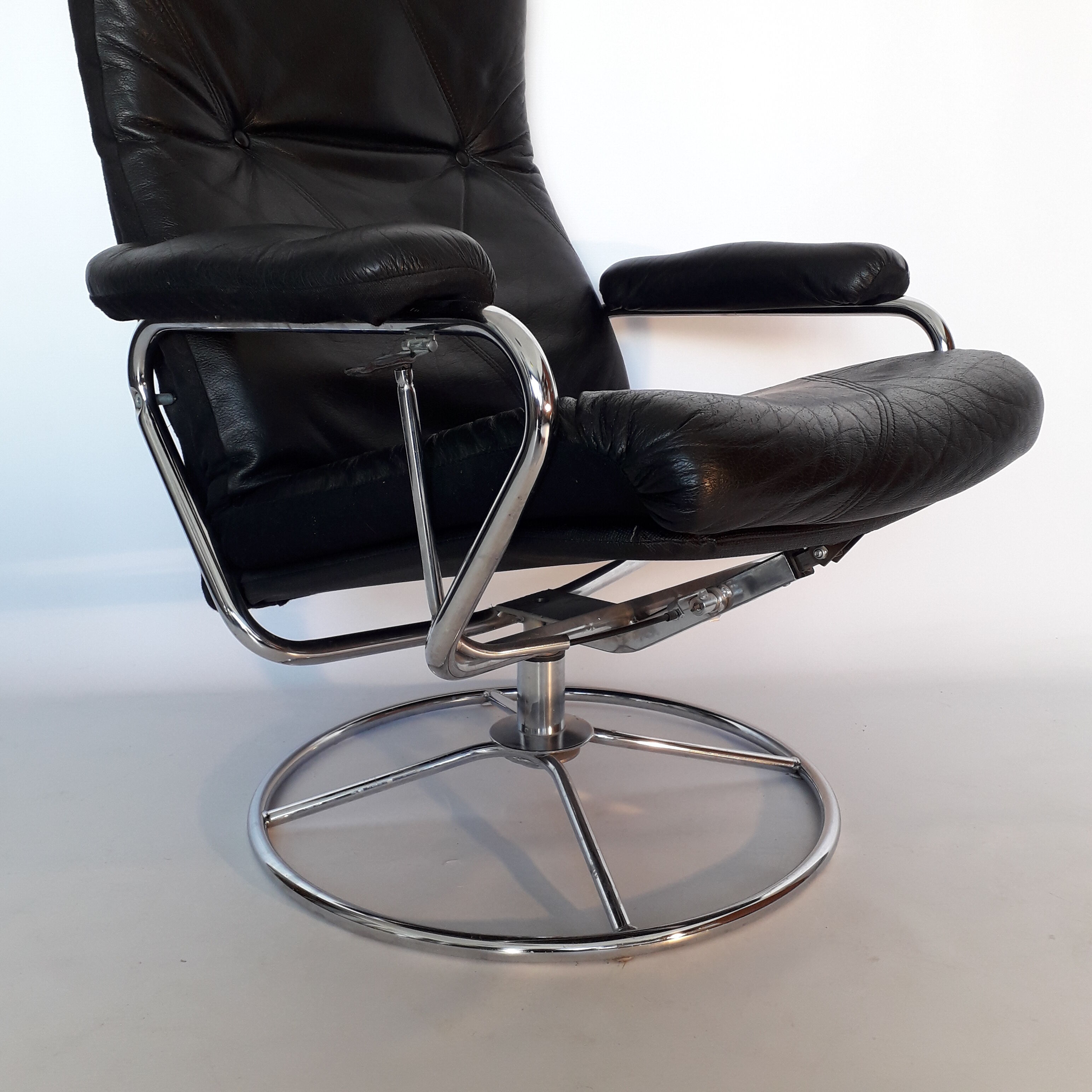 Scandinavian armchair in swivel leather