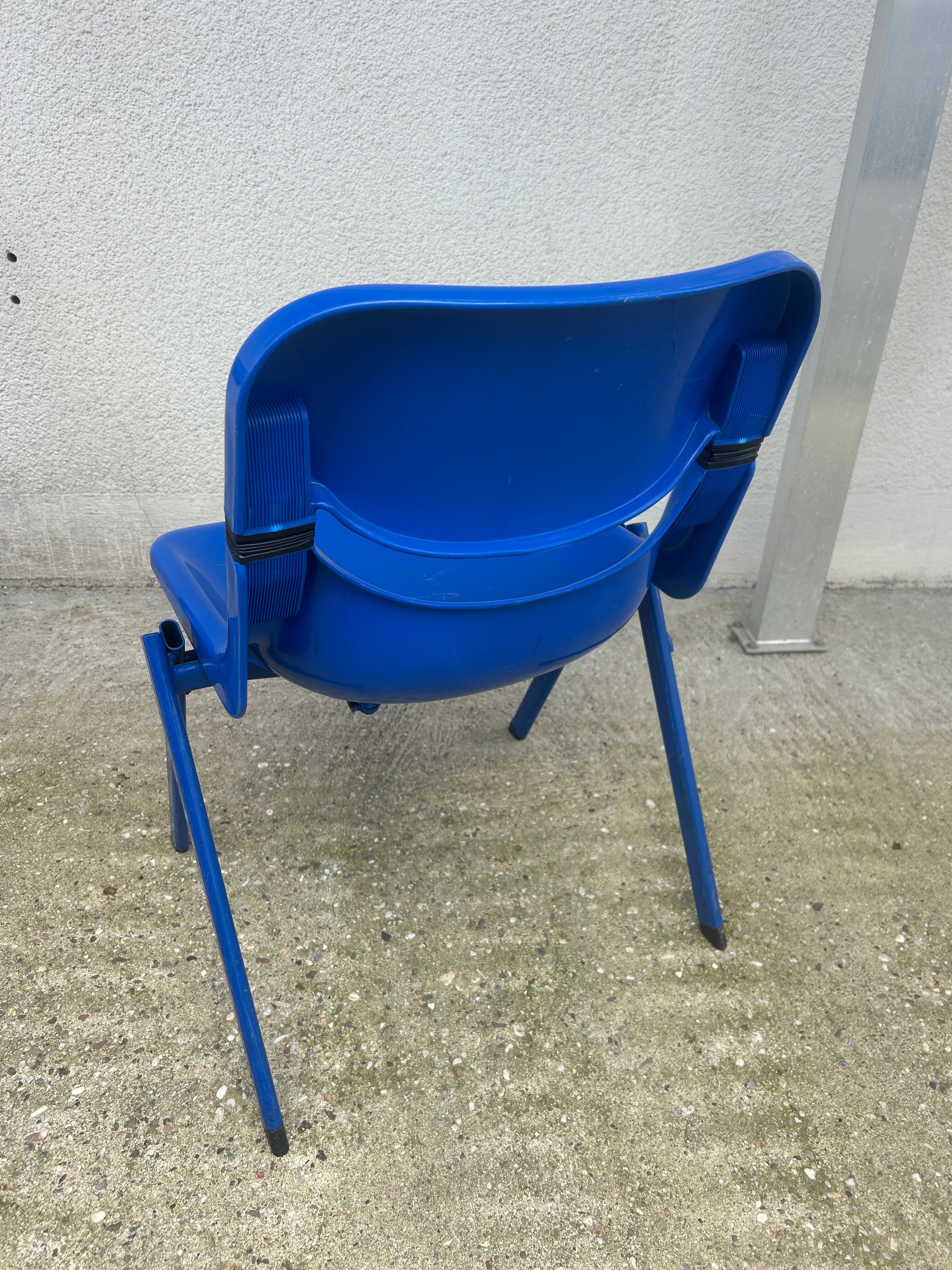 Pair of Piretti chairs "Dorsal"