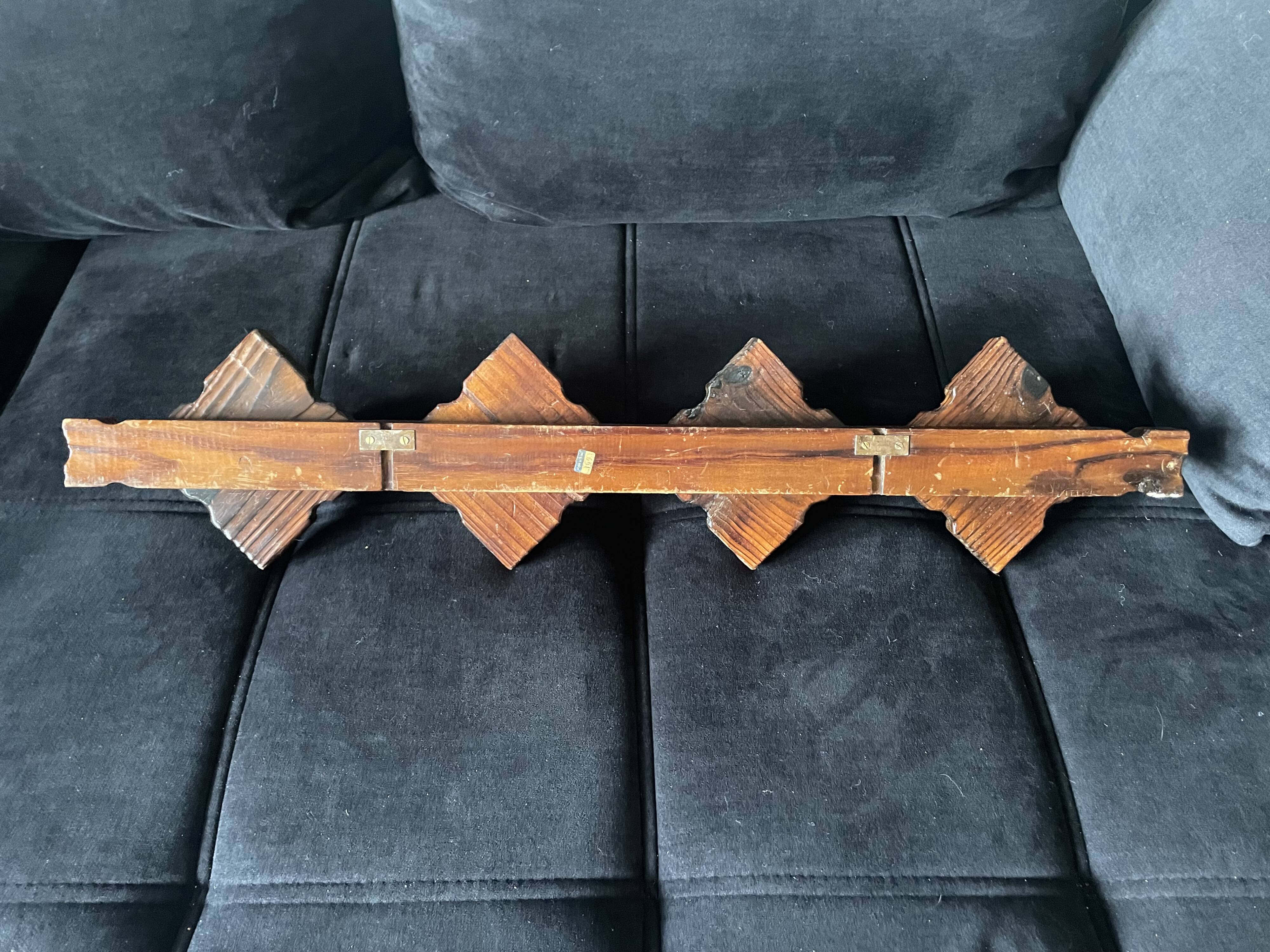 Porte-manteau mural primitif brutaliste en bois