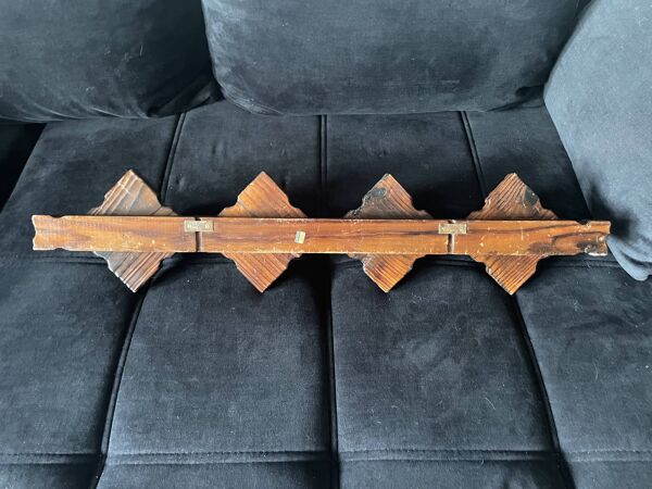 Porte-manteau mural primitif brutaliste en bois