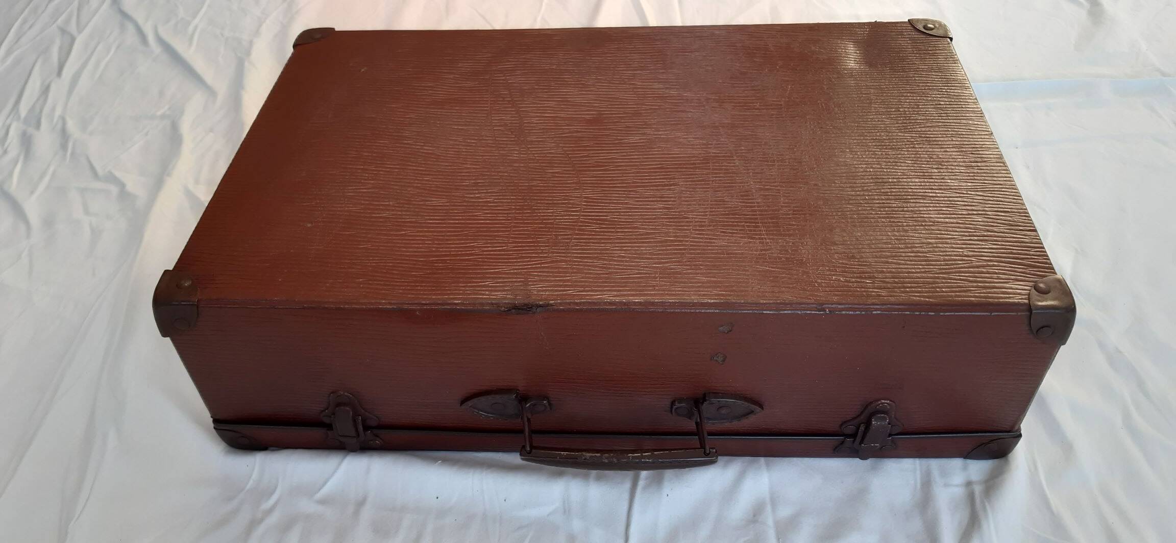 Old suitcase “Au Bon Accueil”