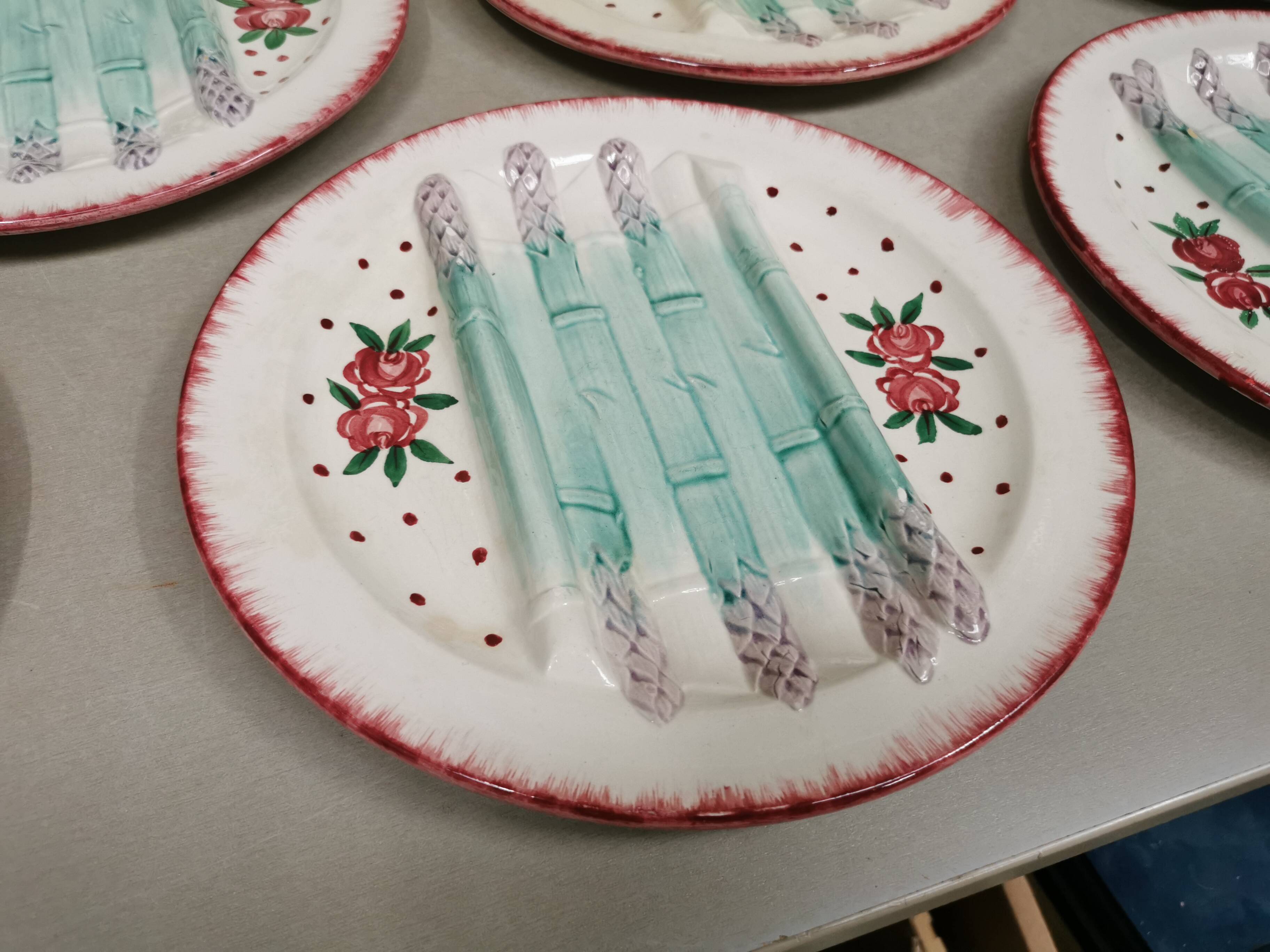 Plat et assiettes barbotine , service à asperges en faience de longchamp