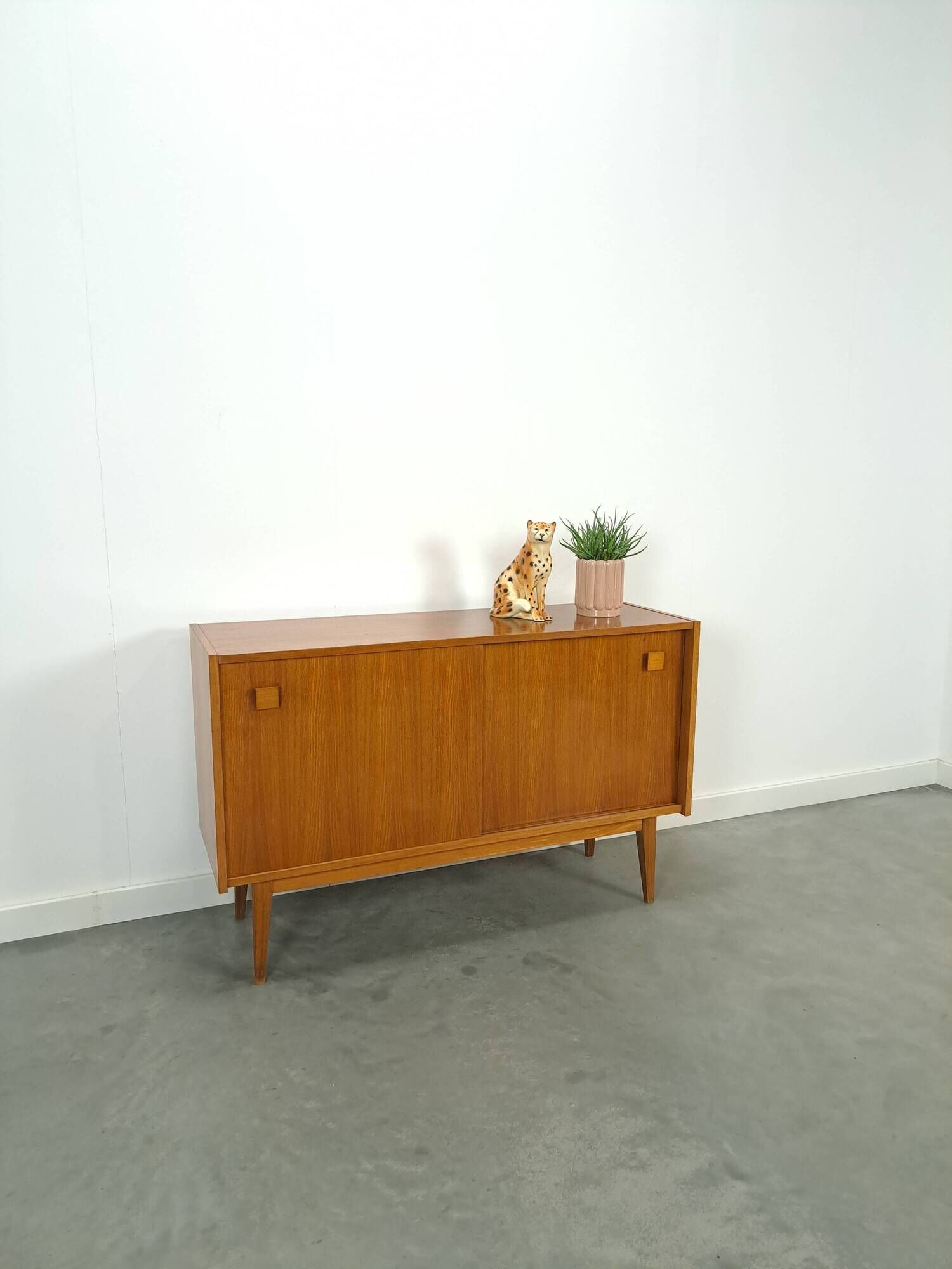 Dressoir vintage plus raffiné avec vierkante grepen et schuine poten