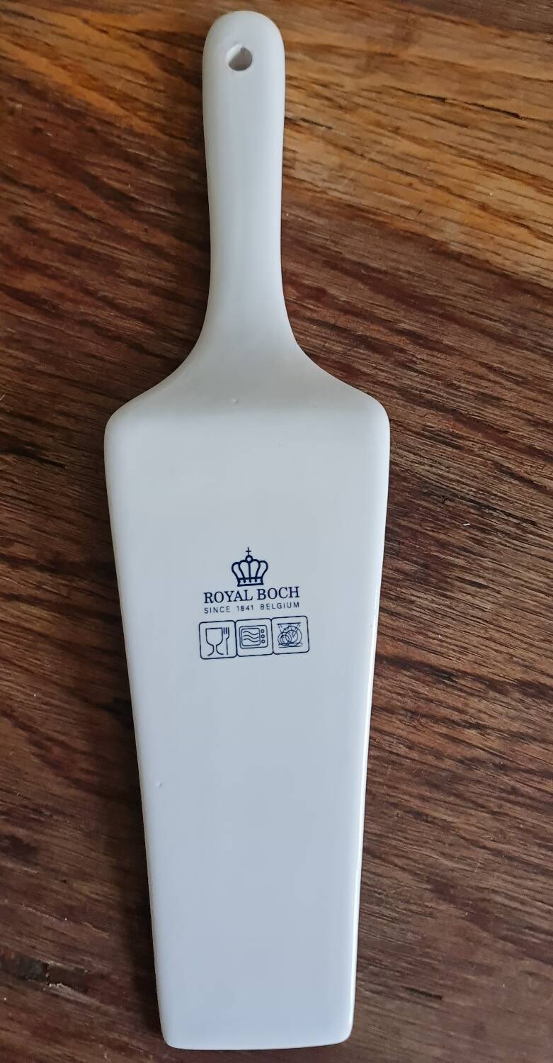 Serving dish with its shovel