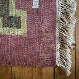 Tapis à tissage plat Röllakan rose et blanc moderne scandinave, Suède, années 1960.