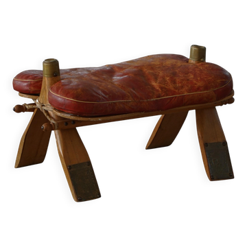 Tabouret de selle de chameau marocain, rouge foncé, 20e siècle, Afrique du Nord