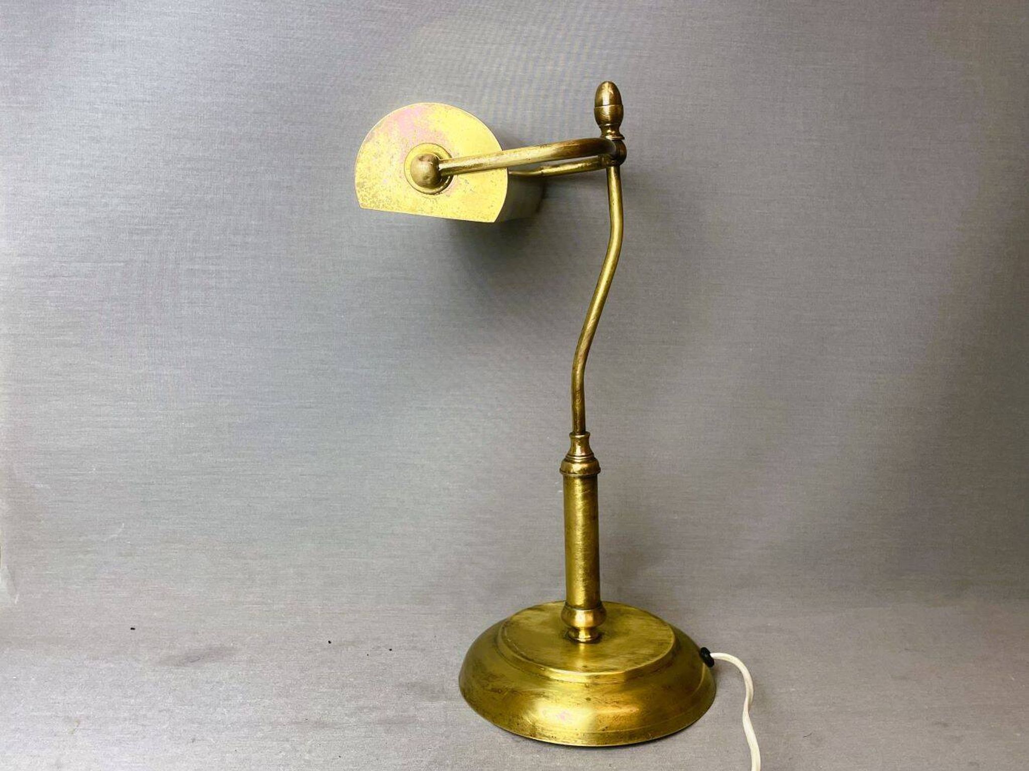 Lampe de table de bureau de banquier portugais en laiton 1940