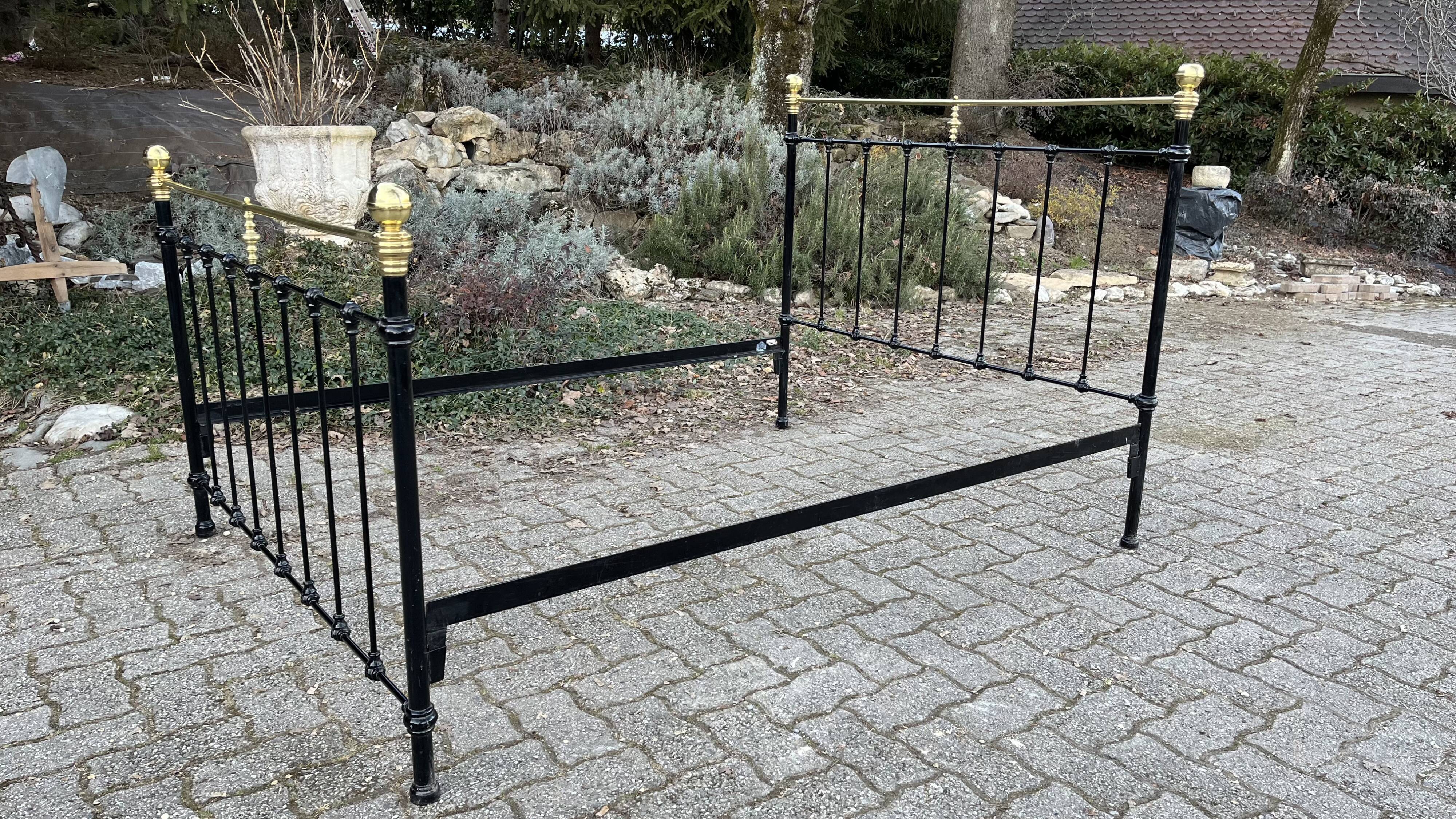 Antique bed 140x190 iron and brass
