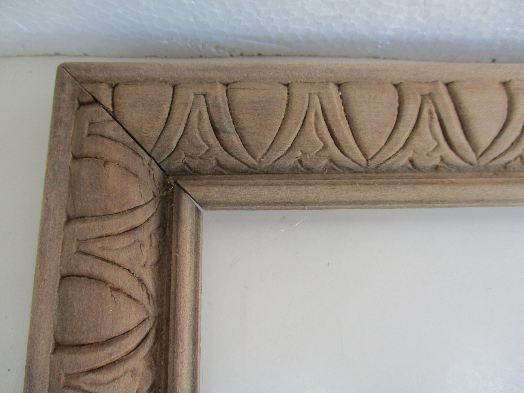 Encadrement ancien en bois naturel pour sujet de 28,5 x 34 cm
