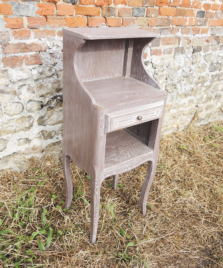 Ancienne table de chêvet en bois cerusé gris
