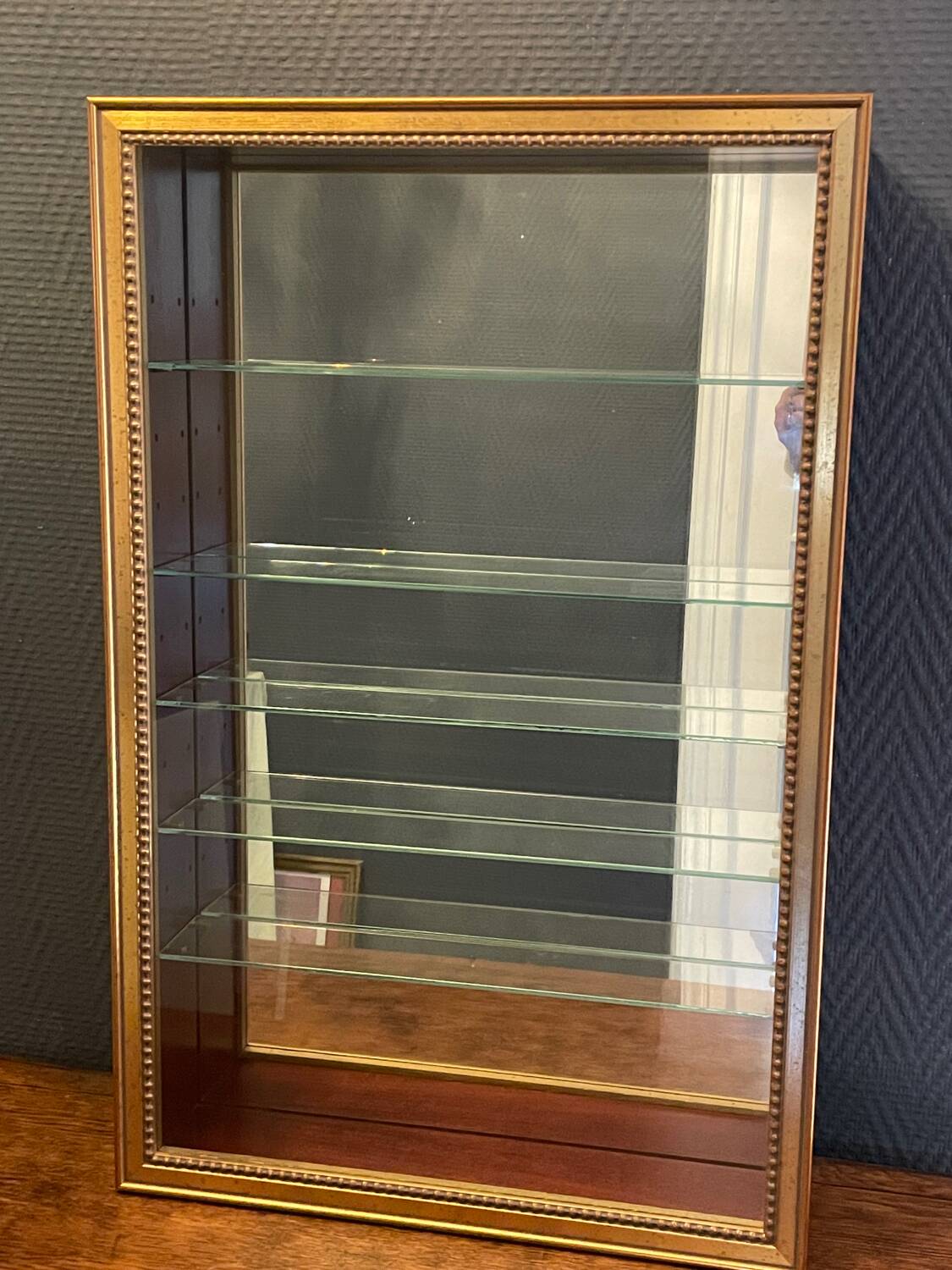 Vitrine en bois doré à suspendre .