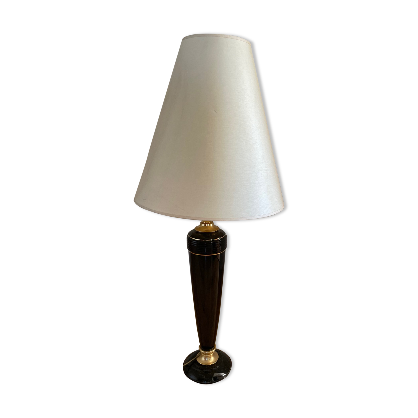 Table lamp with foot and lampshade