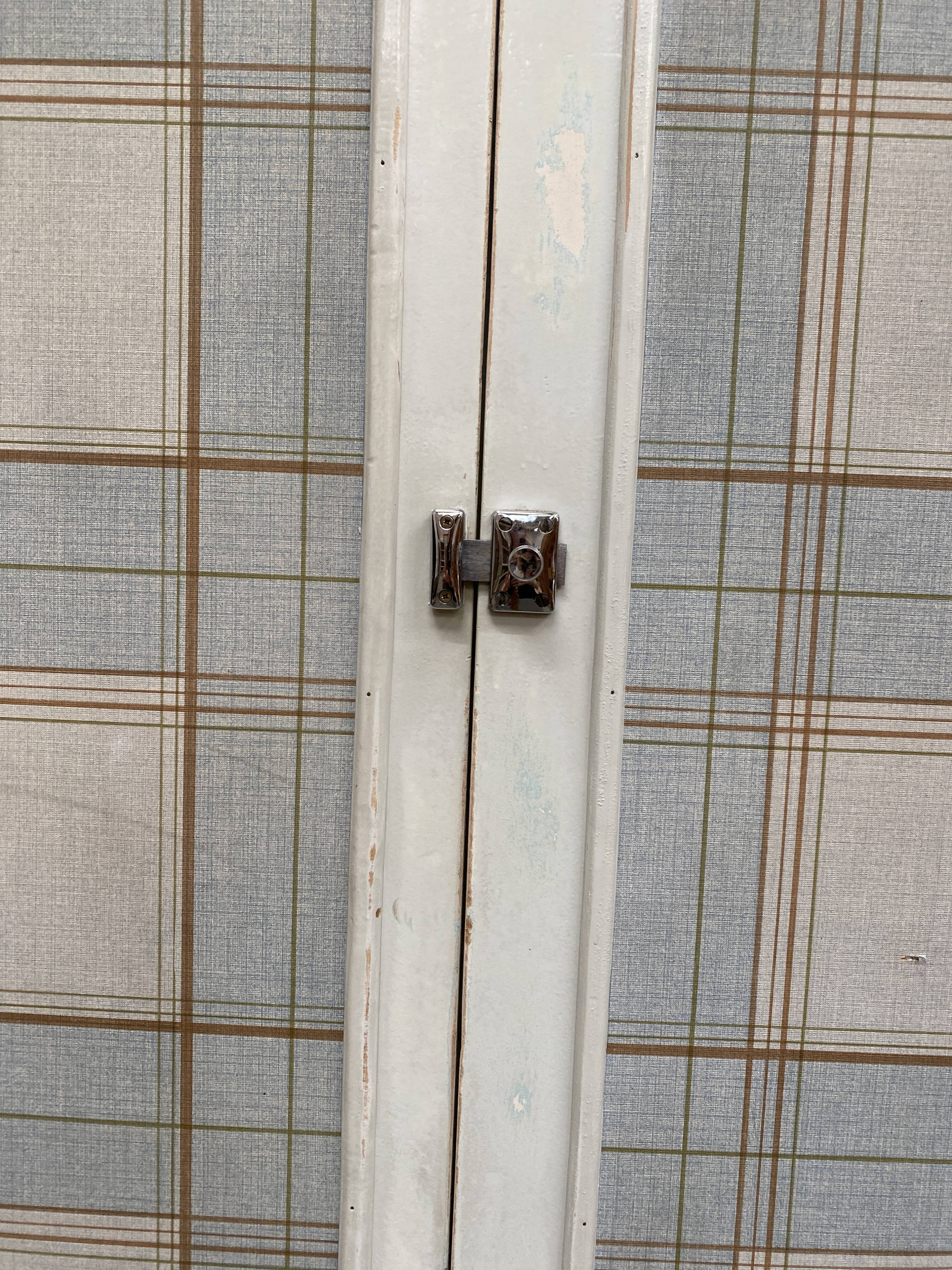 Armoire patinée en bois brut