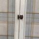 Armoire patinée en bois brut