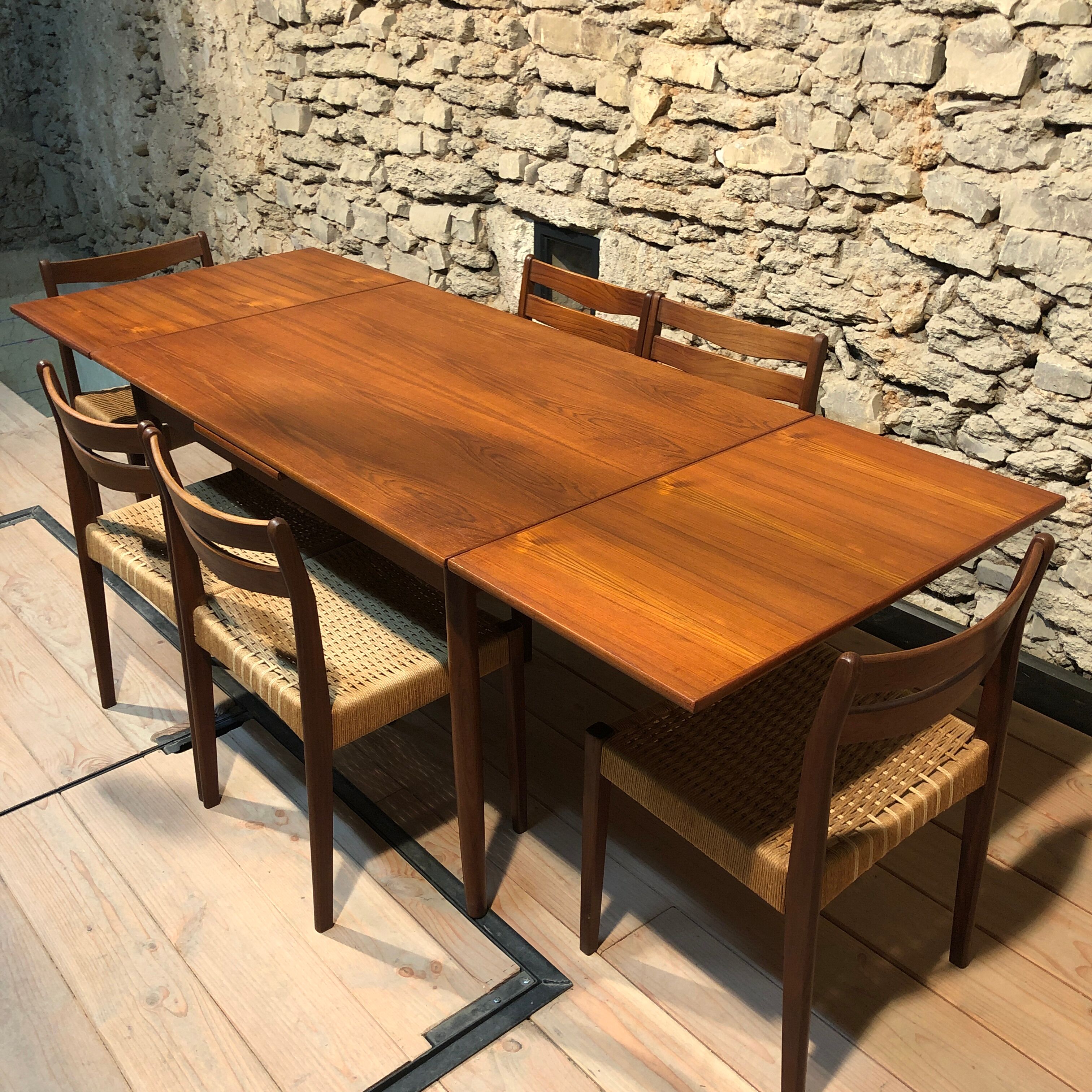 Table vintage scandinave en teck avec deux rallonges