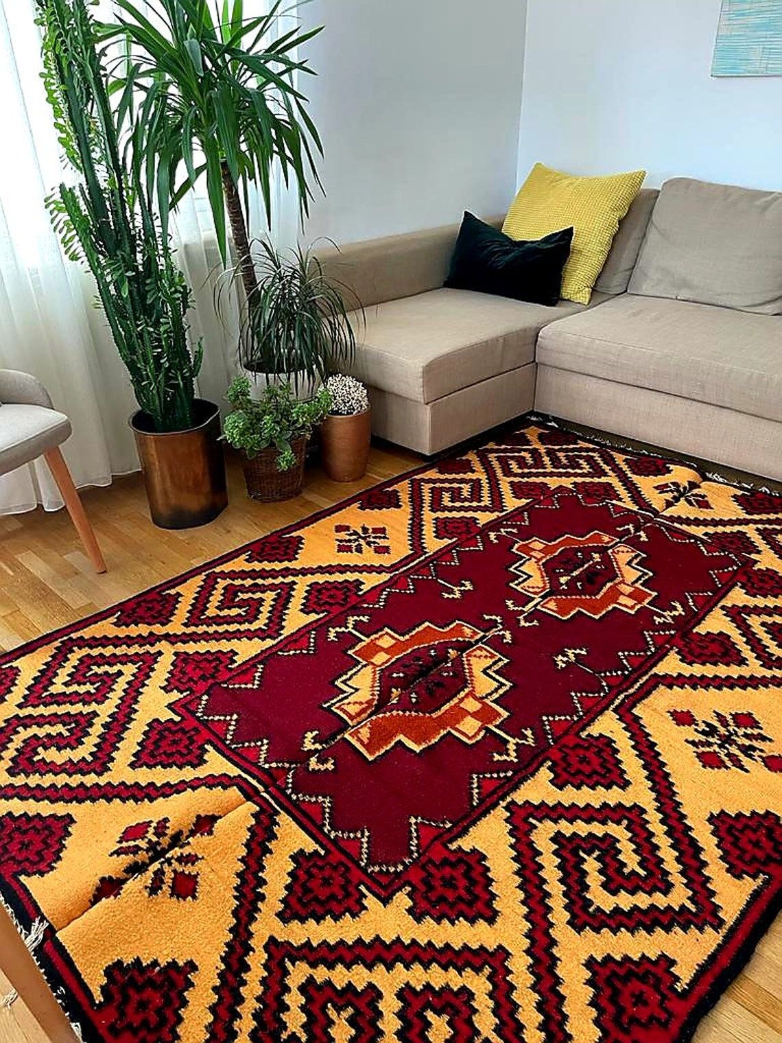 Tapis roumain tissé à la main en laine design géométrique marron et jaune 246x163cm