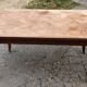 Table basse à décor géométrique noyer massif