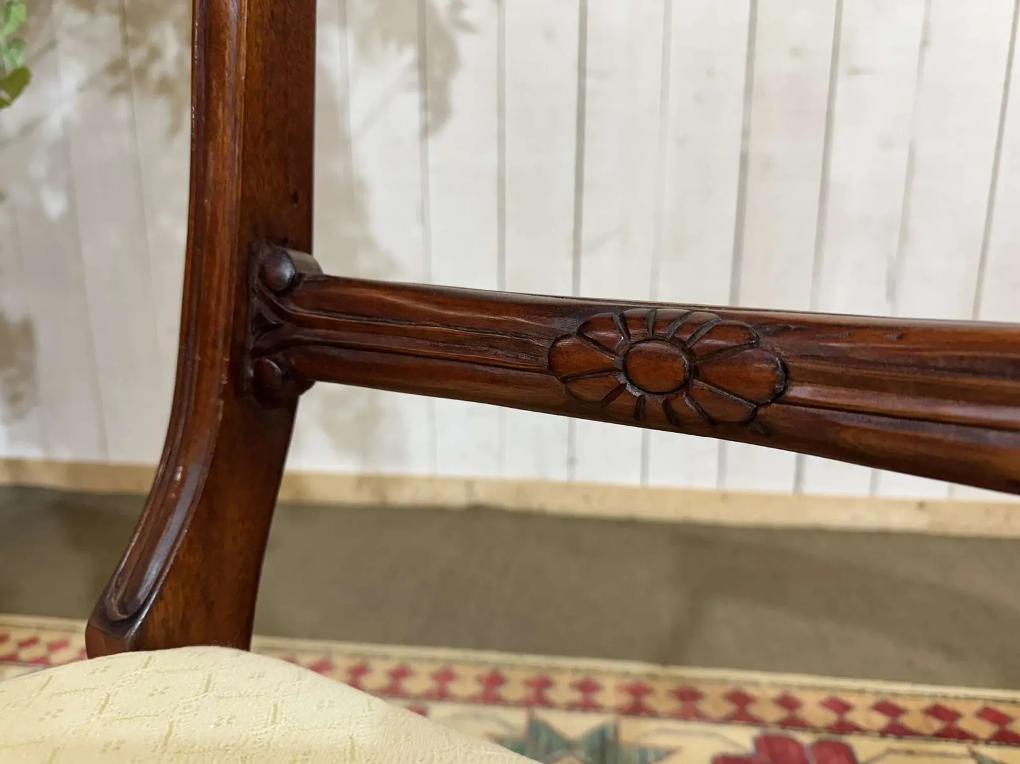 Set of 2 armchairs and 6 English mahogany chairs from the 1950s.