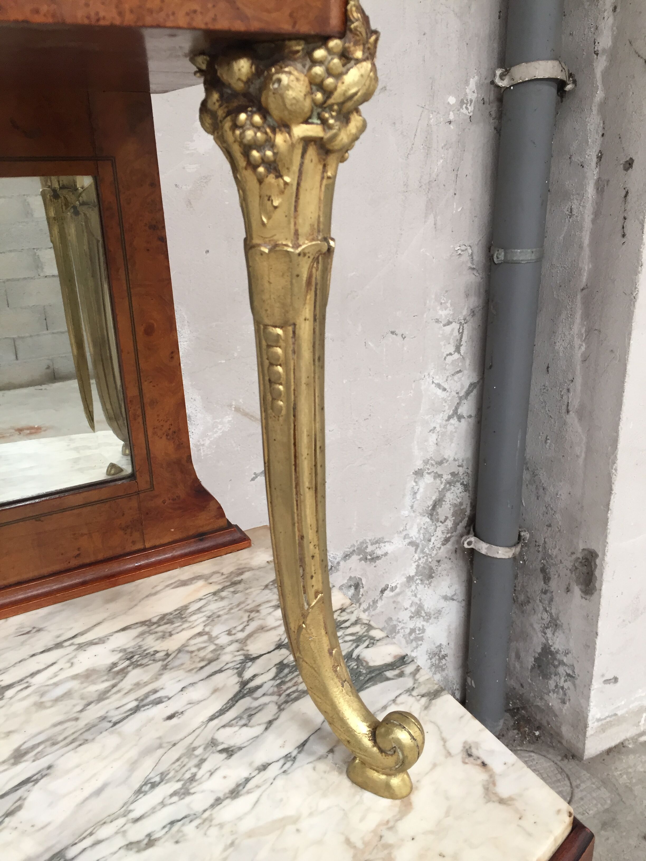 Meuble d'ébéniste art déco en loupe d'orme et bronze