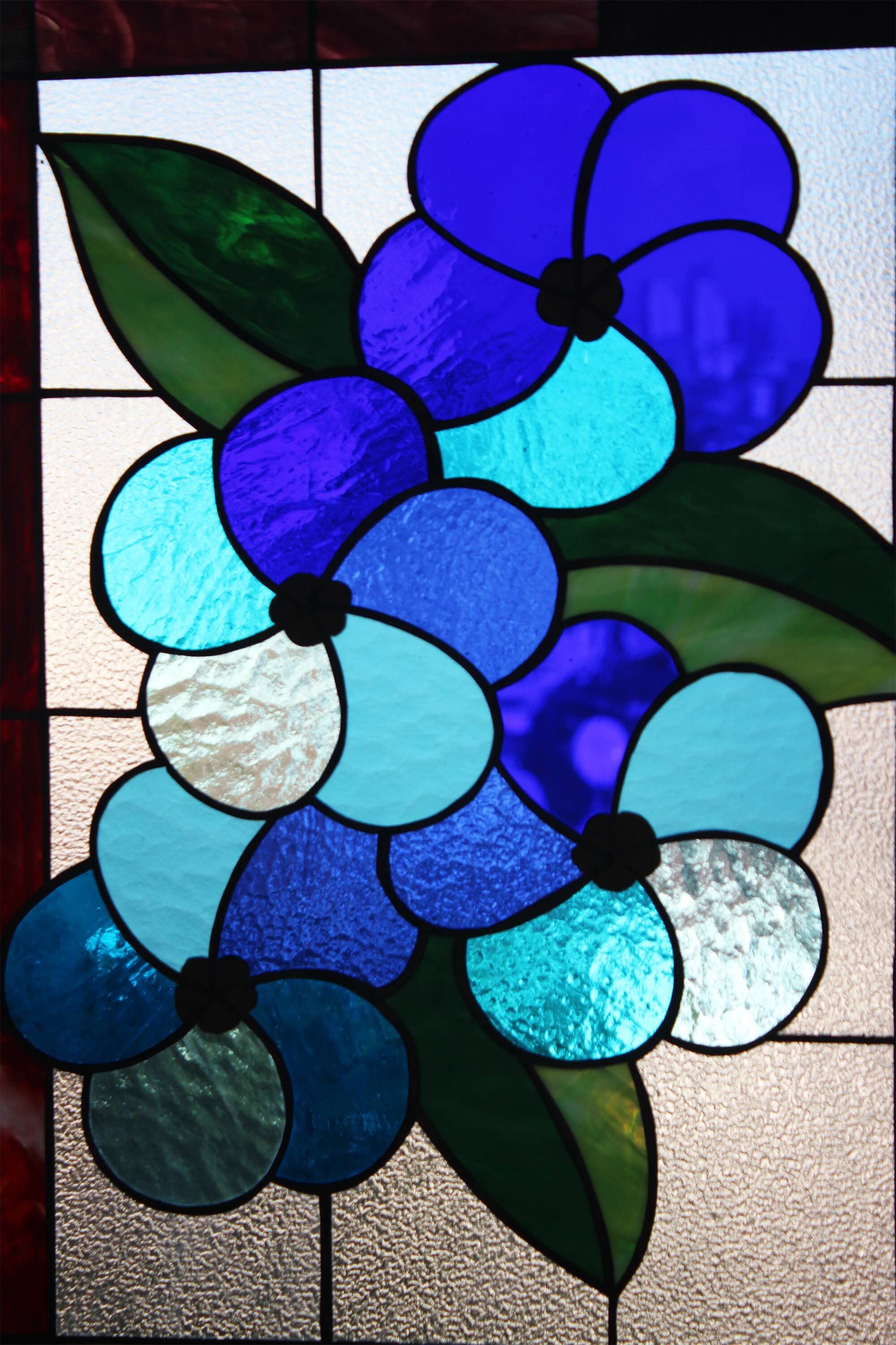 Panneau Vitrail Artisanal à Motif Floral – Verre Coloré, Technique Tiffany