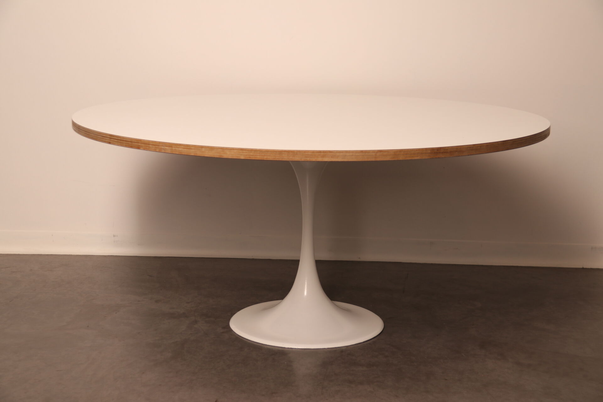 Table basse avec pied tulipe blanche - années 1960