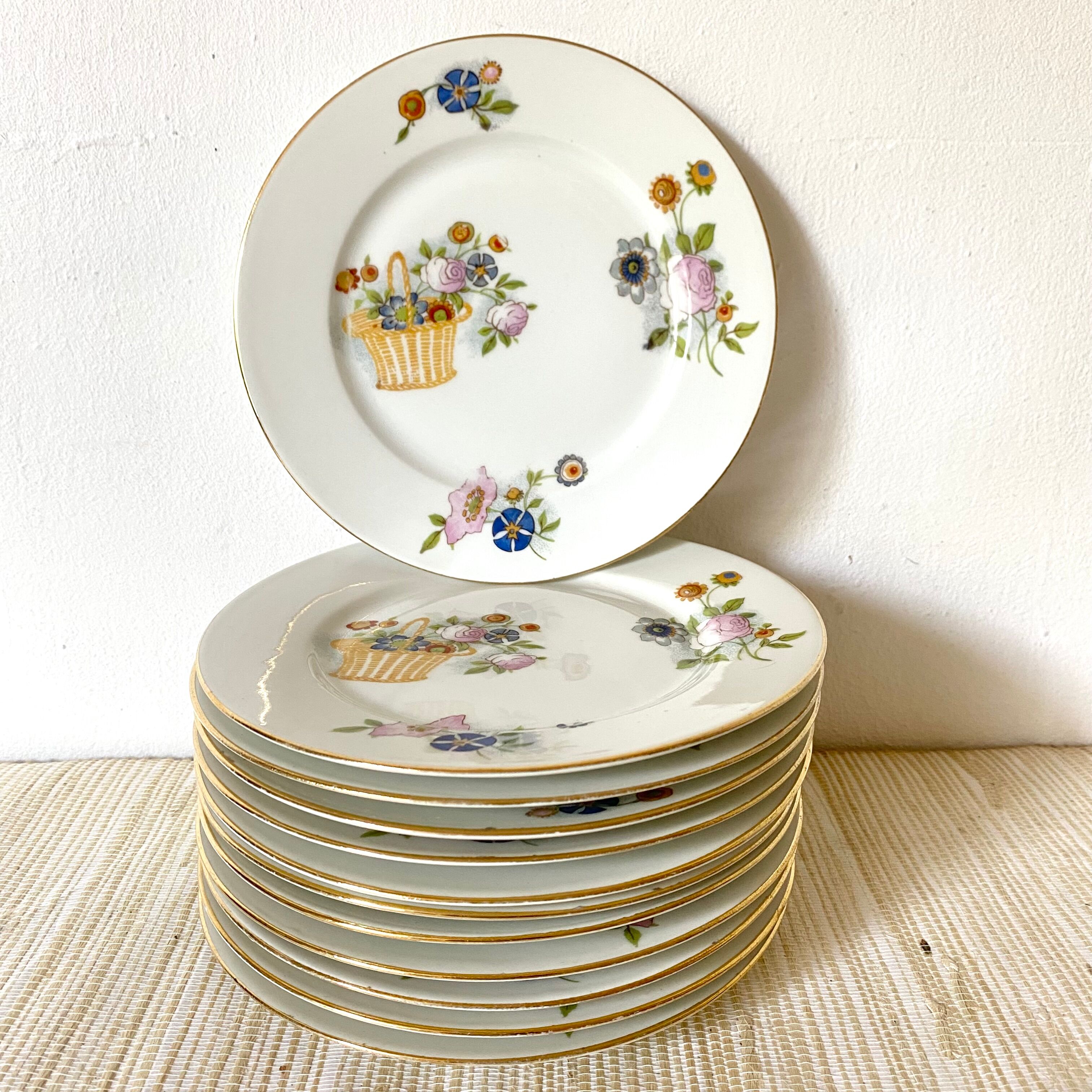 12 Assiettes à dessert en porcelaine de Limoges