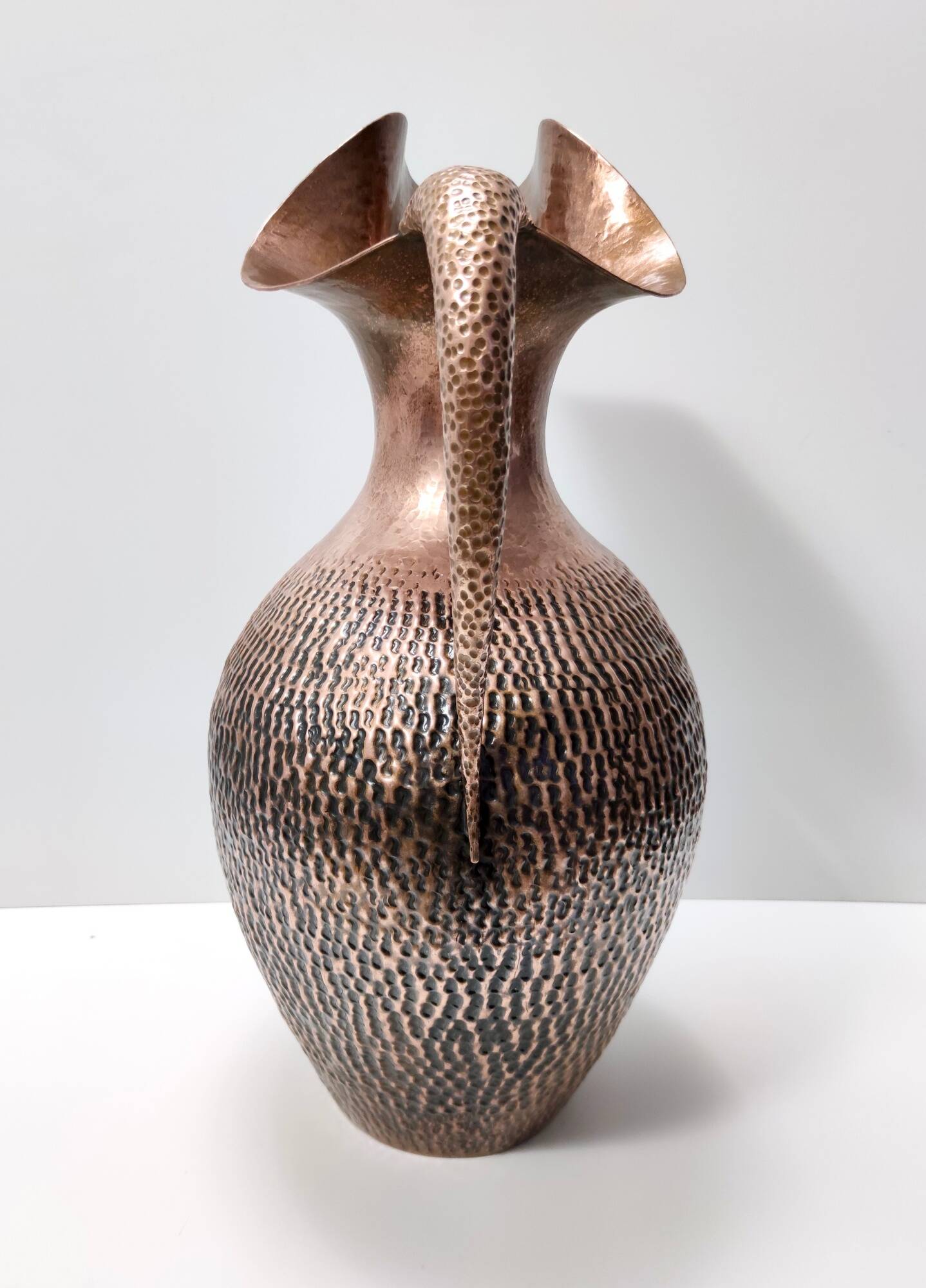 Grand vase pichet en cuivre gaufré par Egidio Casagrande, Italie