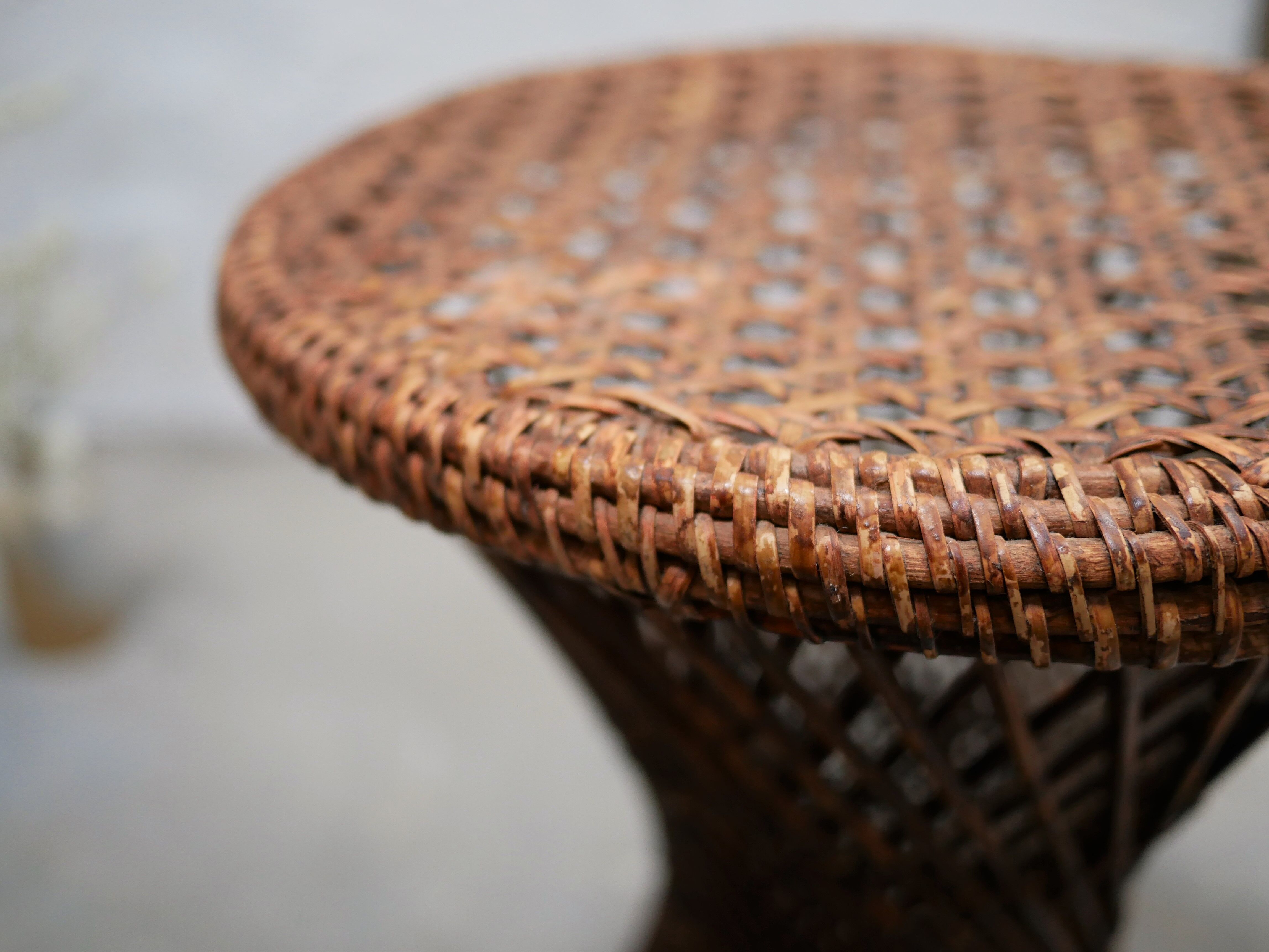 Table d'appoint diabolo vintage en rotin