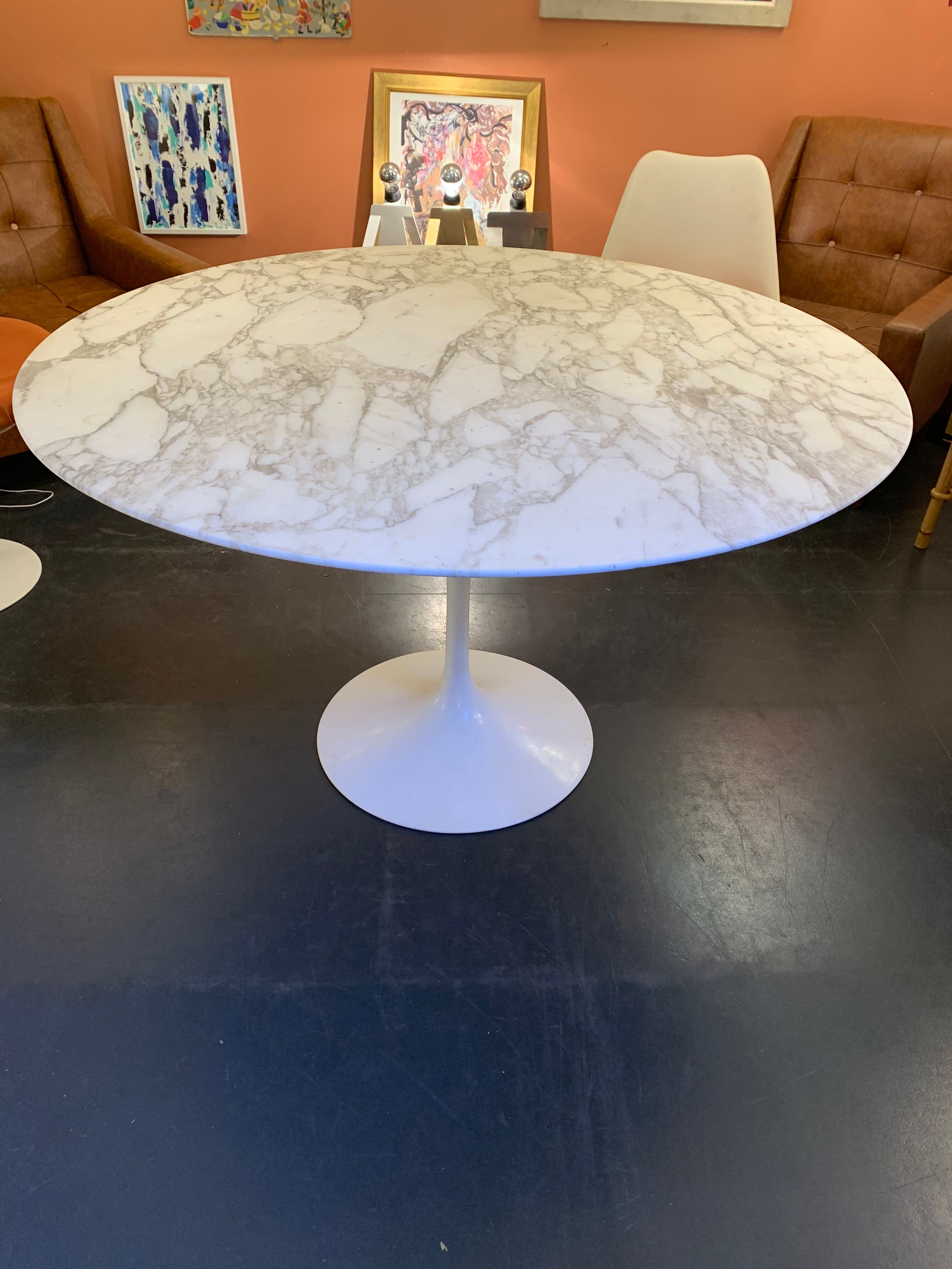 Tulip foot round table by Eero Saarinen for Knoll