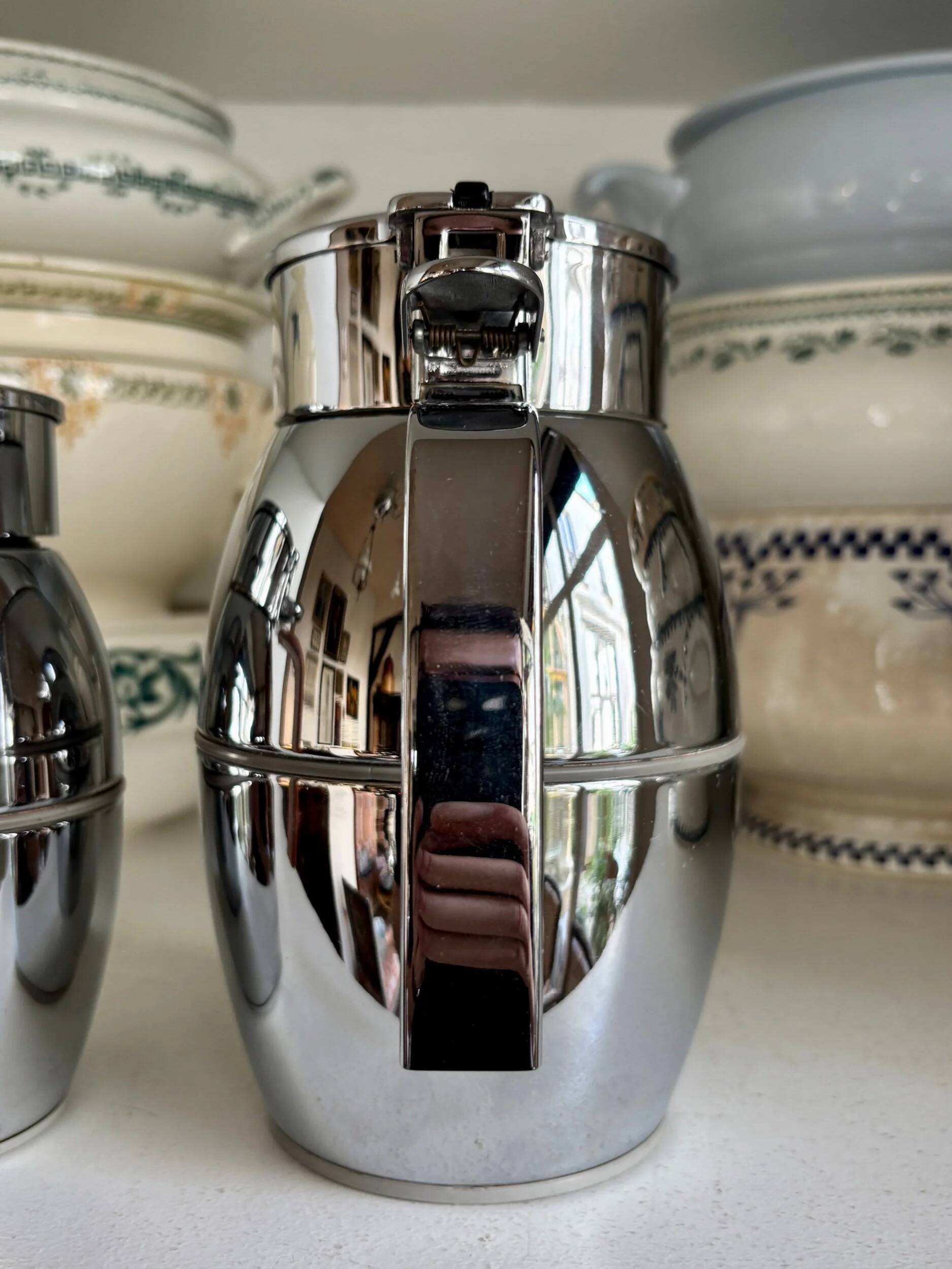 2 Hermès insulated jugs in chrome metal and covered leather.
