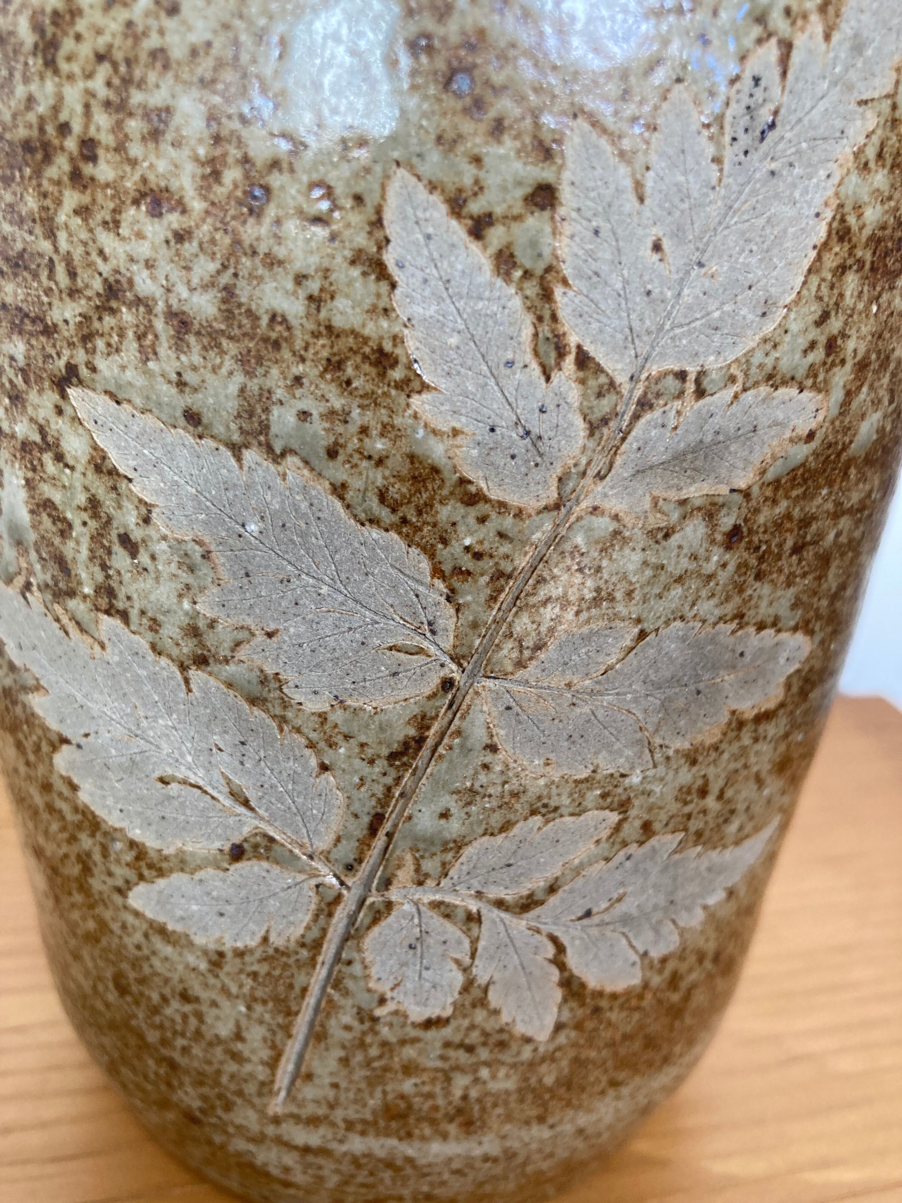 Vase en grès motif végétal