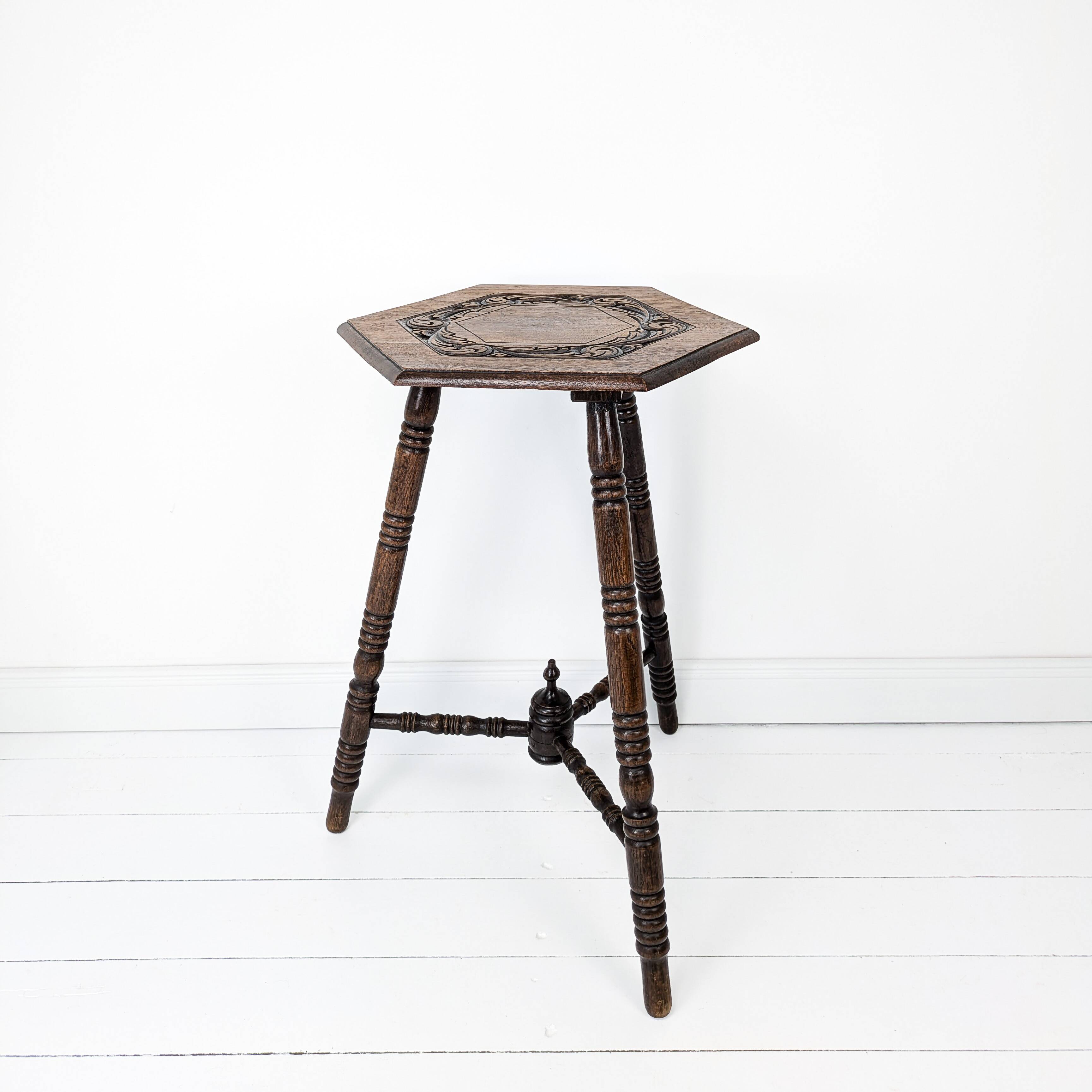 Vintage Table d'Appoint Tripode Polygone Sculpté à la main Tourné en bois massif Travail manuel Grün