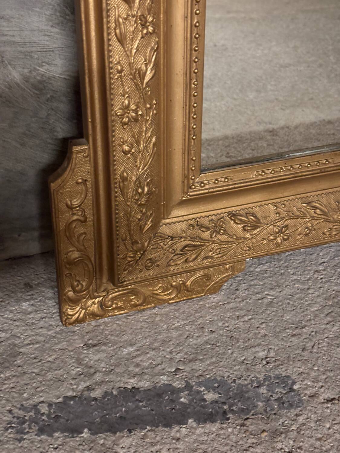 Miroir doré ancien motif floraux 19eme