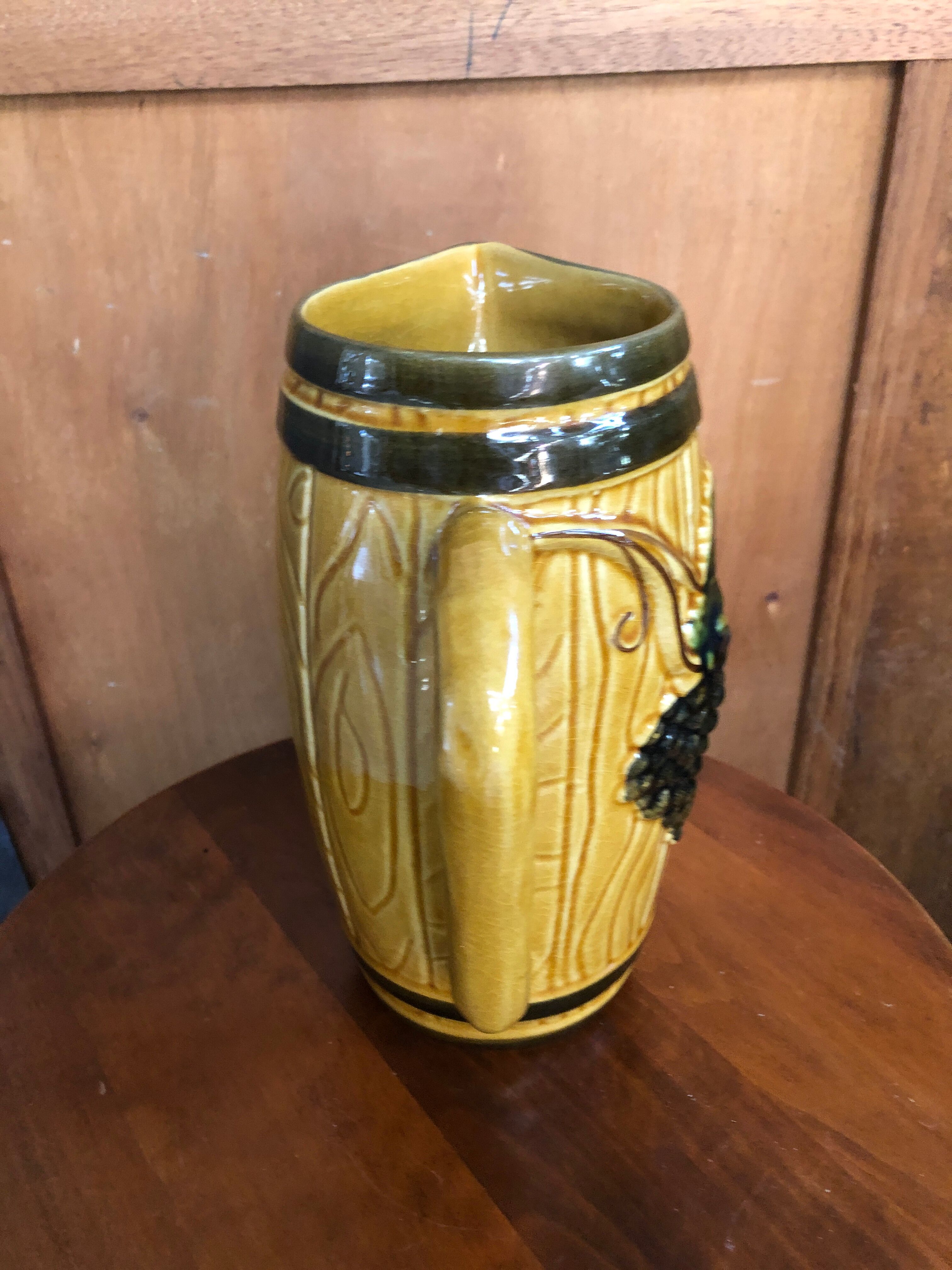 Old pitcher service & 5 ceramic mugs vintage yellow green grape vine decor